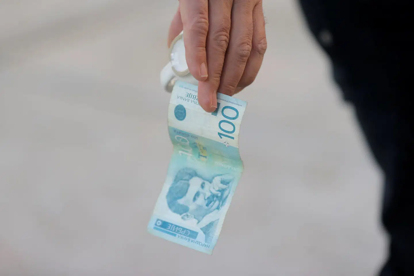 Mindretallet af kosovoserbere er stadig dybt afhængige af serbiske dinarer. Foto: Valdrin Xhemaj, Scanpix