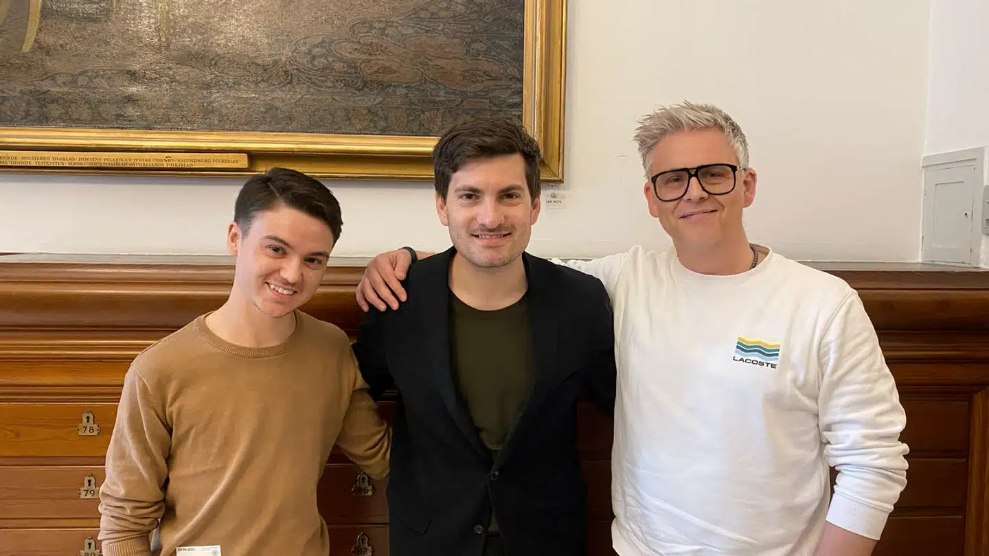 Frem for at takke Frederik Vad for at bringe dette problem fra den kommunale og ind på den landspolitiske scene, sår den statsfinansierede ngo LGBT+ Danmark og Copenhagen Pride tvivl om, hvorvidt problematikken overhovedet eksisterer, mener Jesper W. Rasmussen. Fra venstre mod højre: Marcus Dib Jensen, tidligere formand i foreningen Dansk Regnbueråd, Socialdemokratiets Frederik Vad og Jesper W. Rasmussen, nuværende formand i Dansk Regnbueråd.