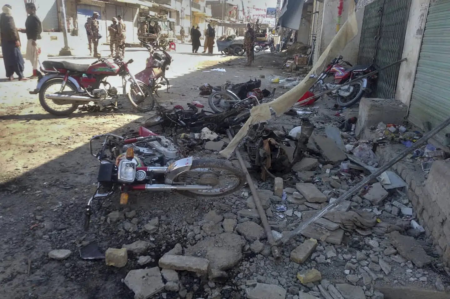 Den ene eksplosion fandt sted i byen Qillah Saifullah i Baluchistan-provinsen i Pakistan tæt på grænsen til Afghanistan.