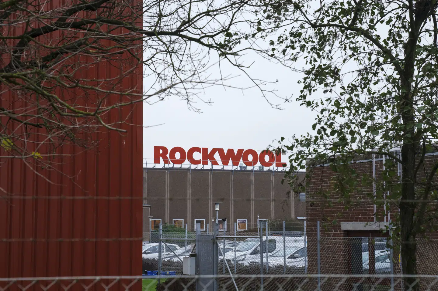 Rockwool har to fabrikker i Danmark, herunder denne nær Øster Doense ved Hobro. (Arkiv).