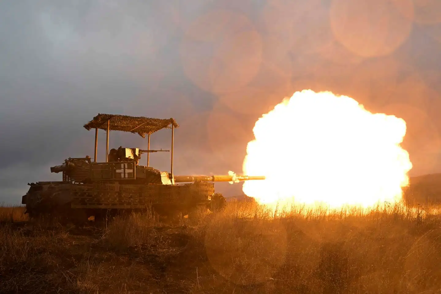 En ukrainsk kampvogn affyrer skud i Donetsk-regionen.