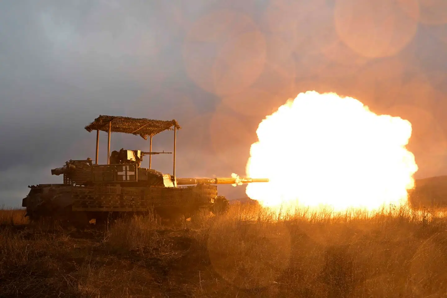 En ukrainsk kampvogn affyrer skud i Donetsk-regionen.