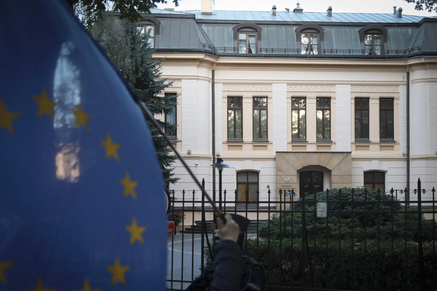 En demonstrant holder et EU-flag frem under en protest udenfor Polens forfatningsdomstol i Warszawa i 2021, hvor domstolen kom med en omstridt afgørelse, der fastslog, at EU-lov ikke har forrang over polsk lov. (Arkivfoto)