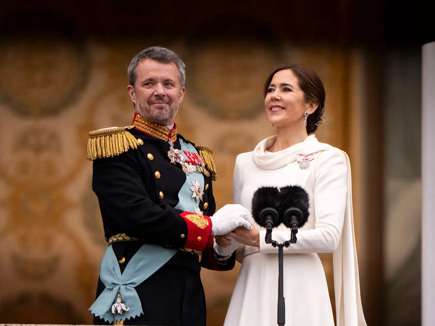 Som dronning må der nye rober til. Til tronskiftet 14. januar havde dronning Mary fået designet en ny kjole af Søren Le Schmidt, men i hele 2023 formåede den daværende kronprinsesse at få skåret gevaldigt ned for sit tøjforbrug.