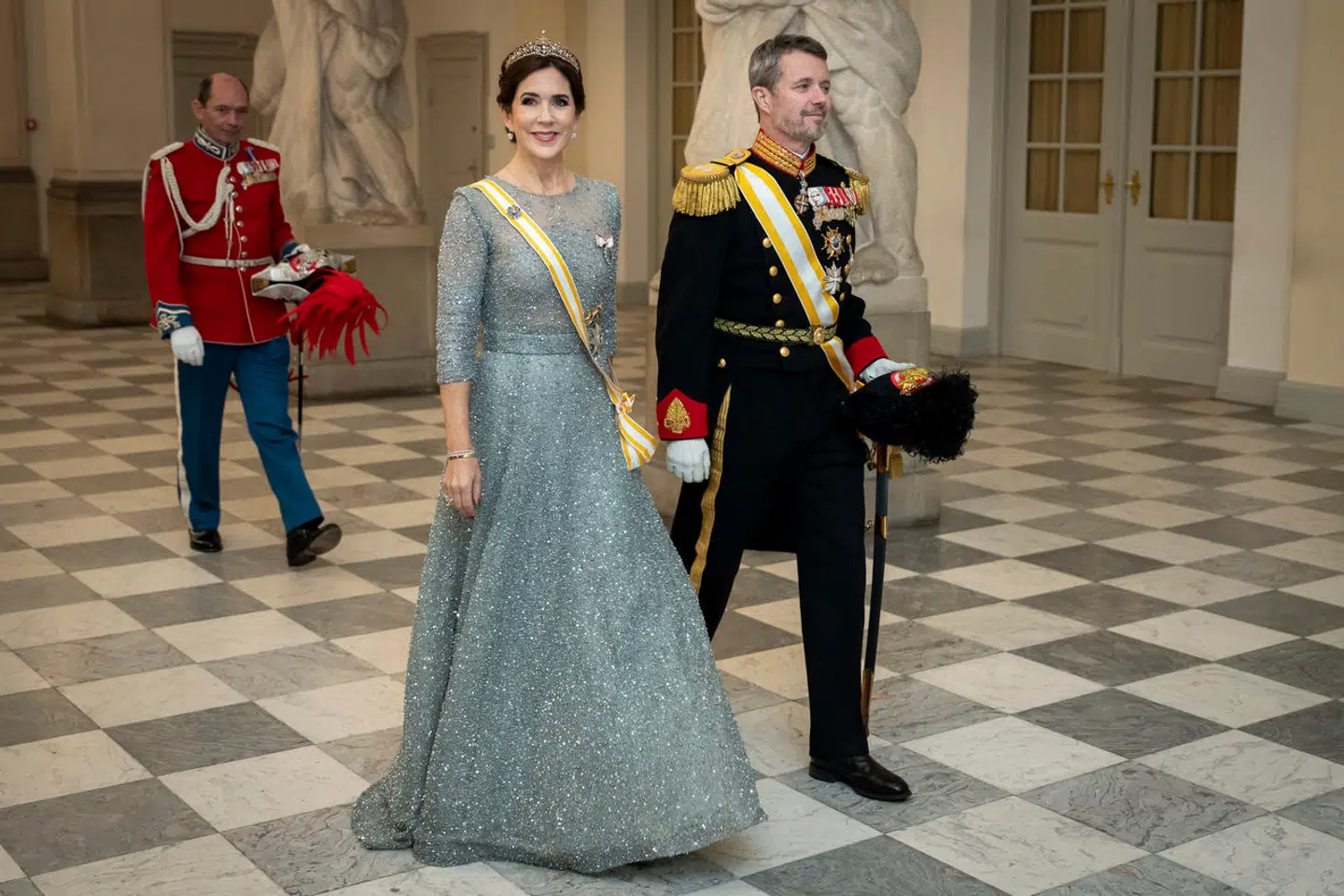 Dronning Mary genbrugte flere af sine royale rober i 2023. Da det spanske kongepar kom til gallataffel på Christiansborg Slot i forbindelse med statsbesøget i november, genbrugte den daværende Kronprinsesse sin 50 års-fødselsdagskjole endnu engang.