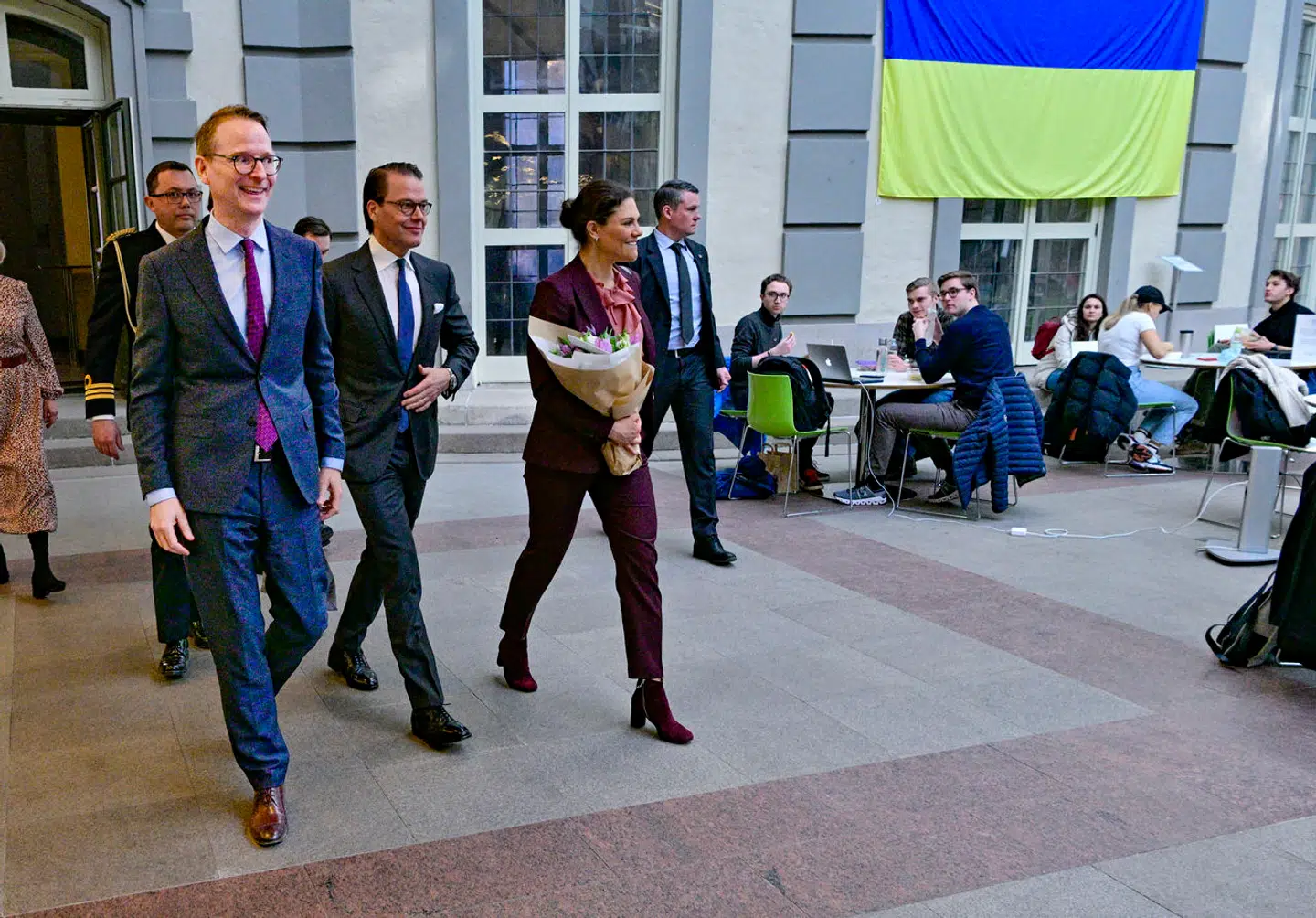 Kronprinsesse Victoria og hendes mand prins Daniel var fornylig på besøg på Handelshögskolan i Stockholm, hvor Lars Strannegård, tv., er rektor. I dag frygter mange svenske studerende Lars Strannegård.
