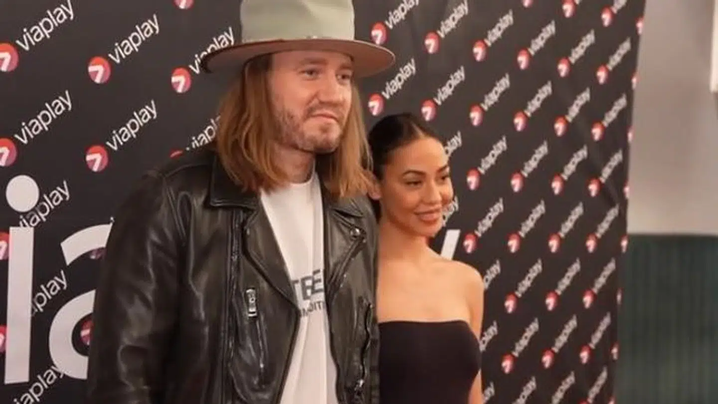 Nicklas Bendtner og Sus Wilkins indvilgede kun i et par hurtige billeder. Megen snak havde de ikke lyst til under premieren på Bendtners nye dokumentar.