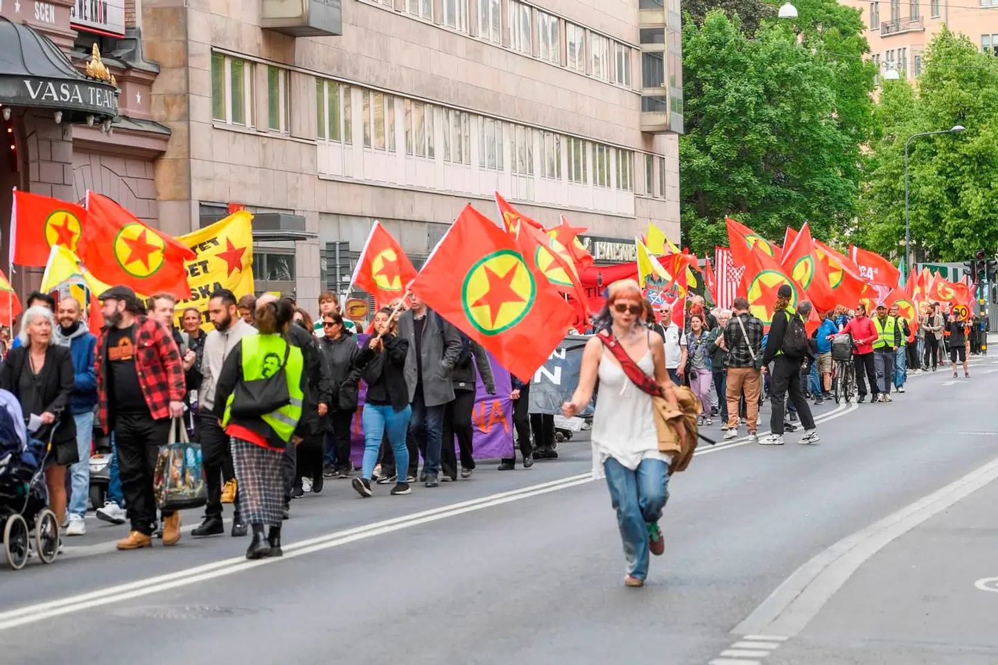 Demonstranter fra »Alliancen mod NATO« bar i sommeren sidste år flag med logoet fra PKK, som Tyrkiet anser for at være en terroorganisation.