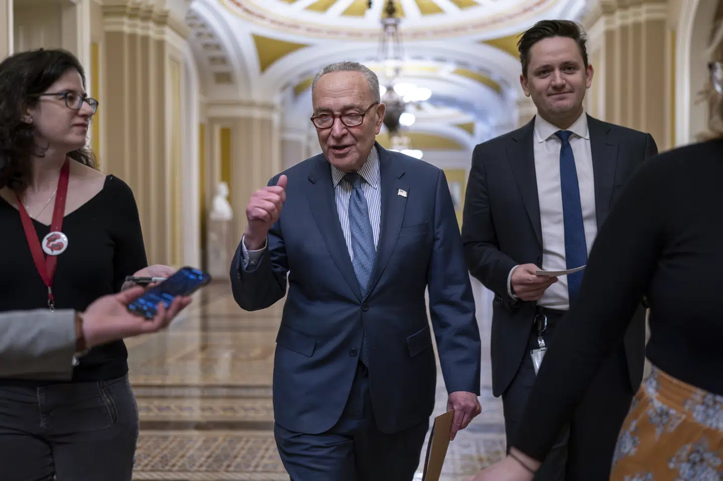 Senatets flertalsleder, demokraten Chuck Schumer (i midten), siger, at han hurtigt vil sende spørgsmål om milliardstøtte til Ukraine og Israel til en ny afstemning.
