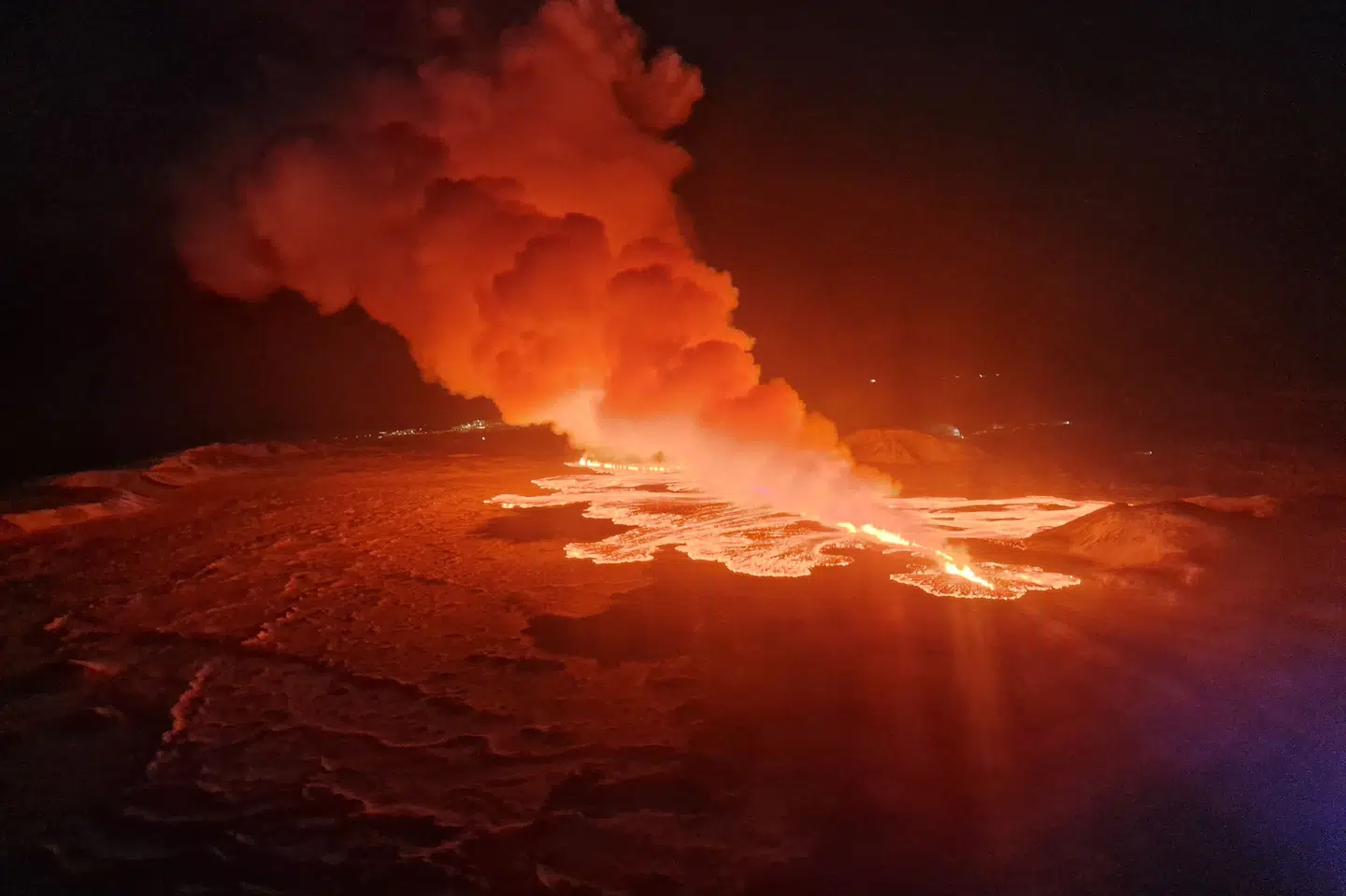Som følge af et vulkanudbrud på Island torsdag morgen bevæger flydende lava sig mod infrastruktur. Sprækken er omkring tre kilometer lang.