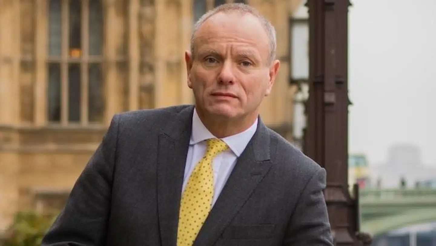 Det britiske parlamentsmedlem Mike Freer frygter for sit liv. Nu har han draget konsekvensen.