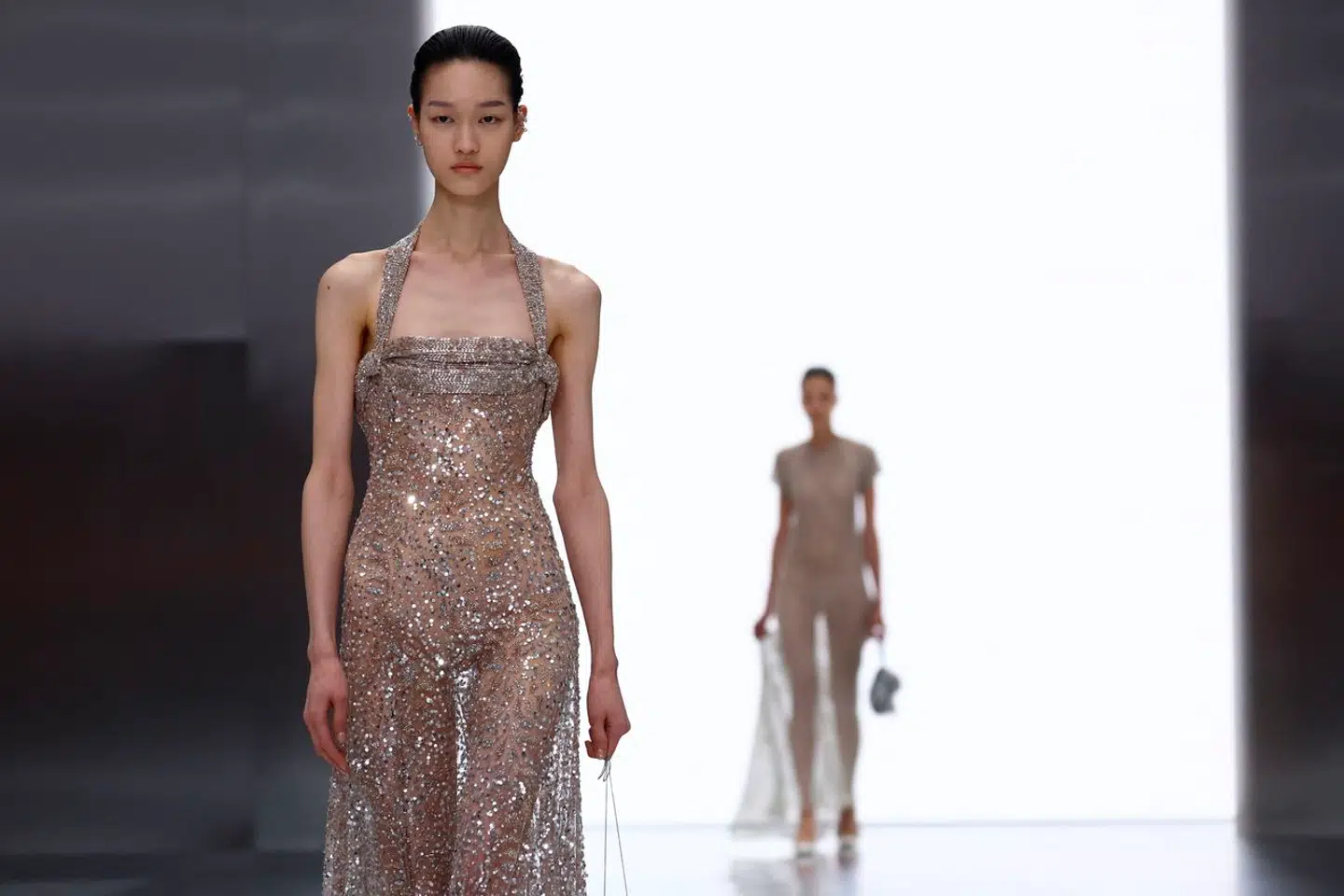 Tyndhedsidealet er vendt tilbage med fuld styrke. Det var også tydeligt under Fendis modeshow til forårs- og sommerkollektionen tilbage i januar. Foto: Emmanuel Dunand, Scanpix