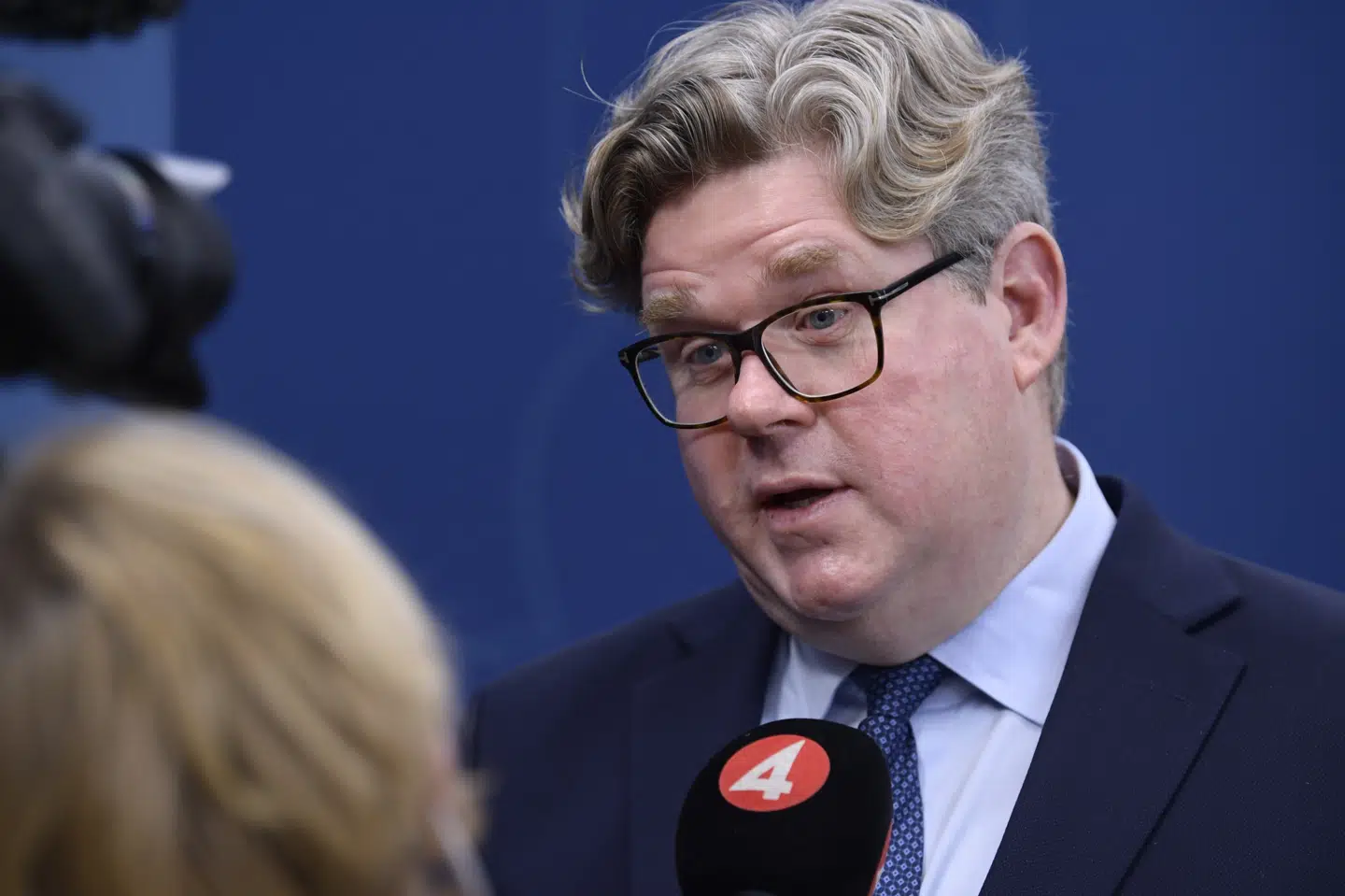Justitsminister Gunnar Strömmer har torsdag præsenteret et omdiskuteret lovforslag, der fra marts skal give svensk politi mulighed for at indføre visitationszoner og visitere personer på baggrund af eksempelvis en bestemt tøjstil.