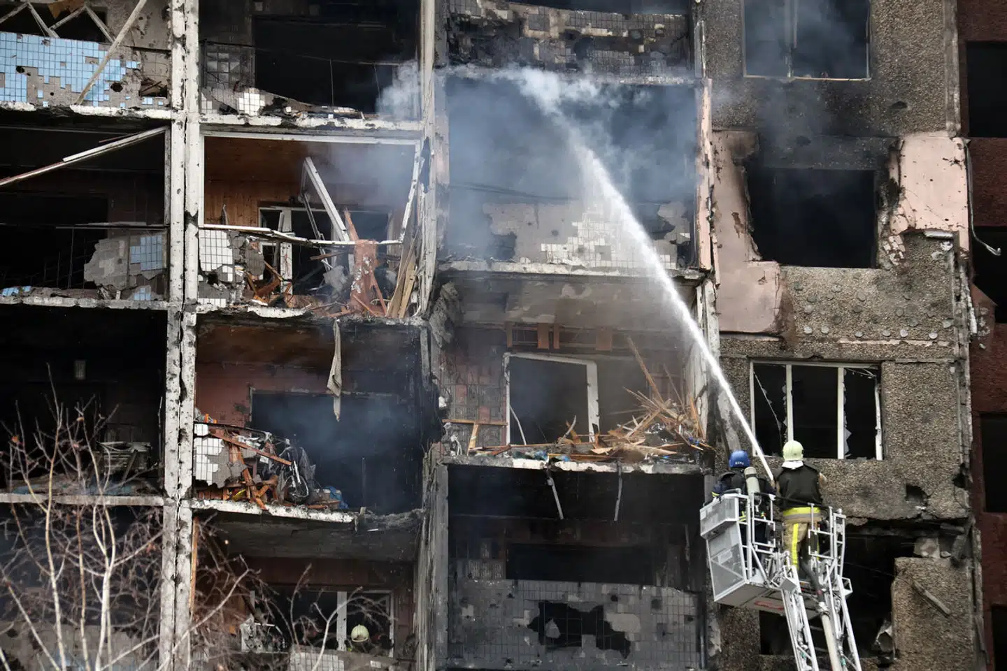 Mindst fire blev dræbt og over 40 civile såret under et russisk missilangreb i hovedstaden Kyiv onsdag morgen i denne uge. Her er en 18-etagers beboelsesejendom brudt i brand som følge af nedfaldende sprængstykker. Foto: Eugen Kotenko, Scanpix