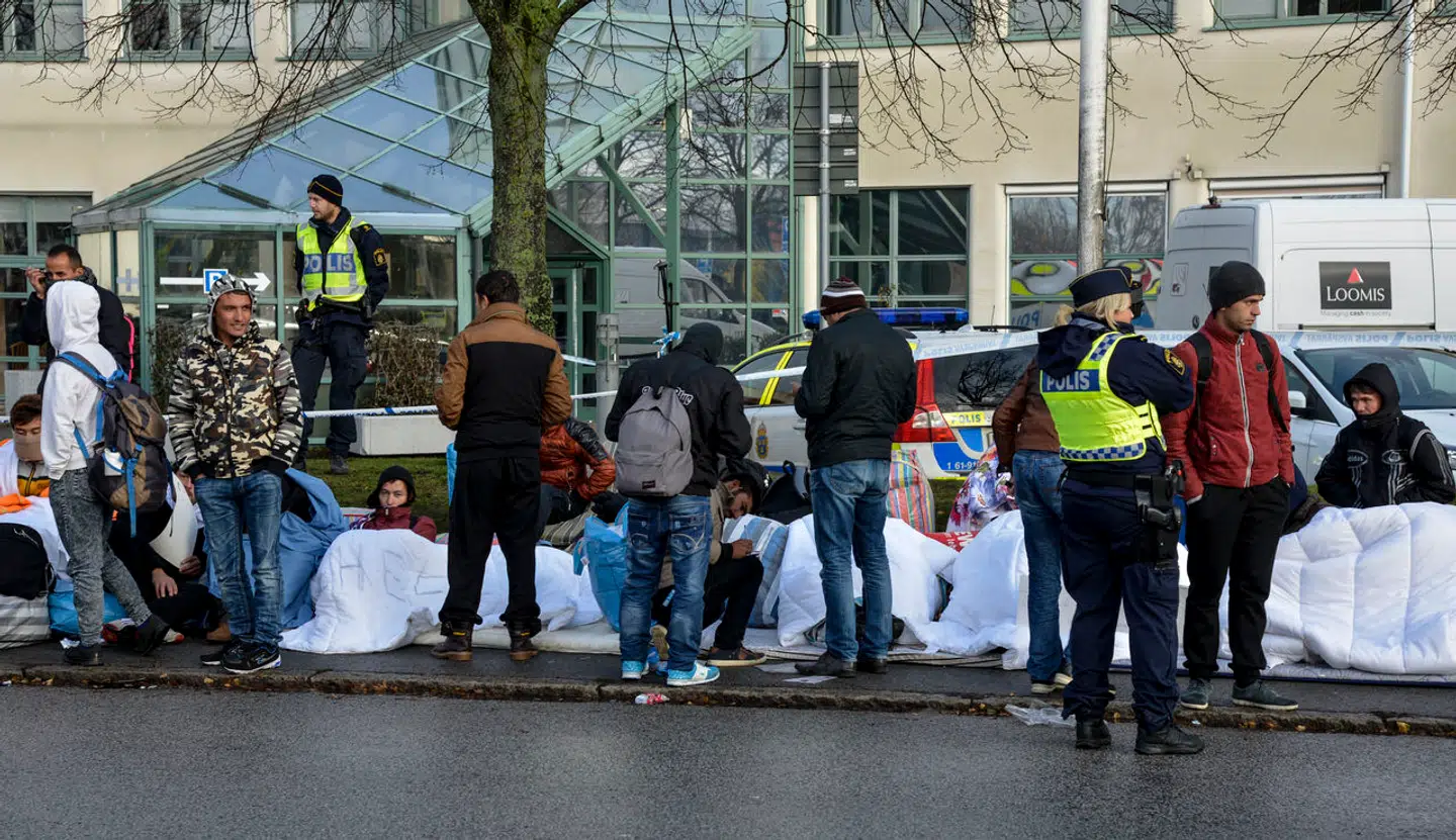 Presset på det svenske asylsystem var så hårdt, at nogle ansøgere måtte sove udendørs i november 2015. Presset gjorde også, at mange røg igennem, selvom en del måske burde have været afvist, viser senere historier.