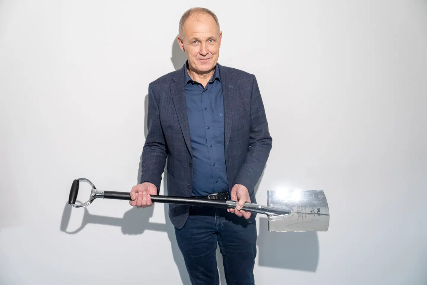 Kalundborgs borgmester, Martin Damm (V), med spaden, der blev brugt til første spadestik på Novo Nordisks såkaldte finrensfabrik på 50.000 kvadratmeter.