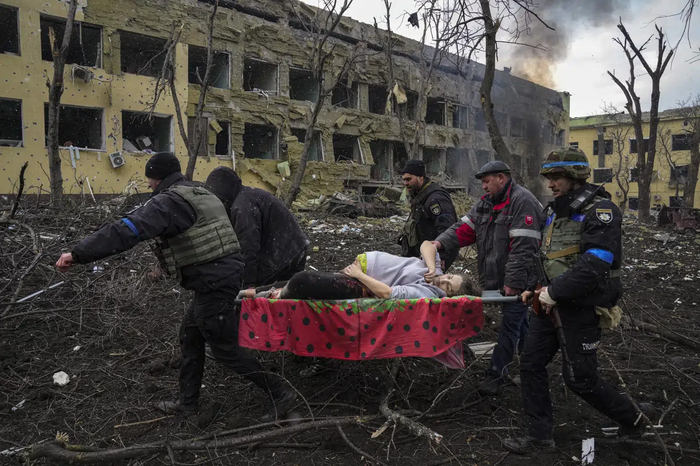 En gravid kvinde evakueres fra et hospital, som blev ramt af et russisk luftangreb i Mariupol 9. marts 2022. (Arkivfoto).
