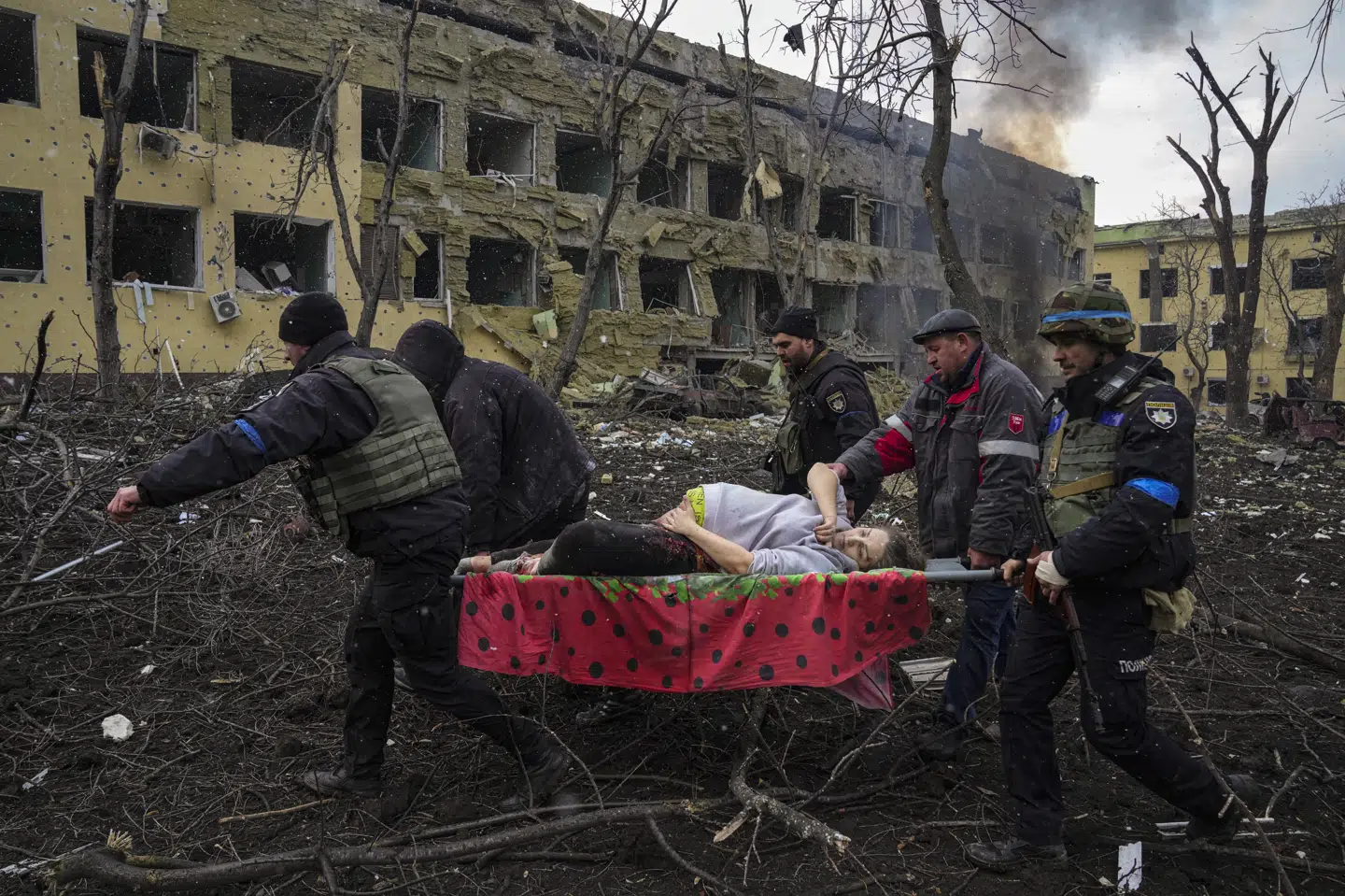 En gravid kvinde evakueres fra et hospital, som blev ramt af et russisk luftangreb i Mariupol 9. marts 2022. (Arkivfoto).