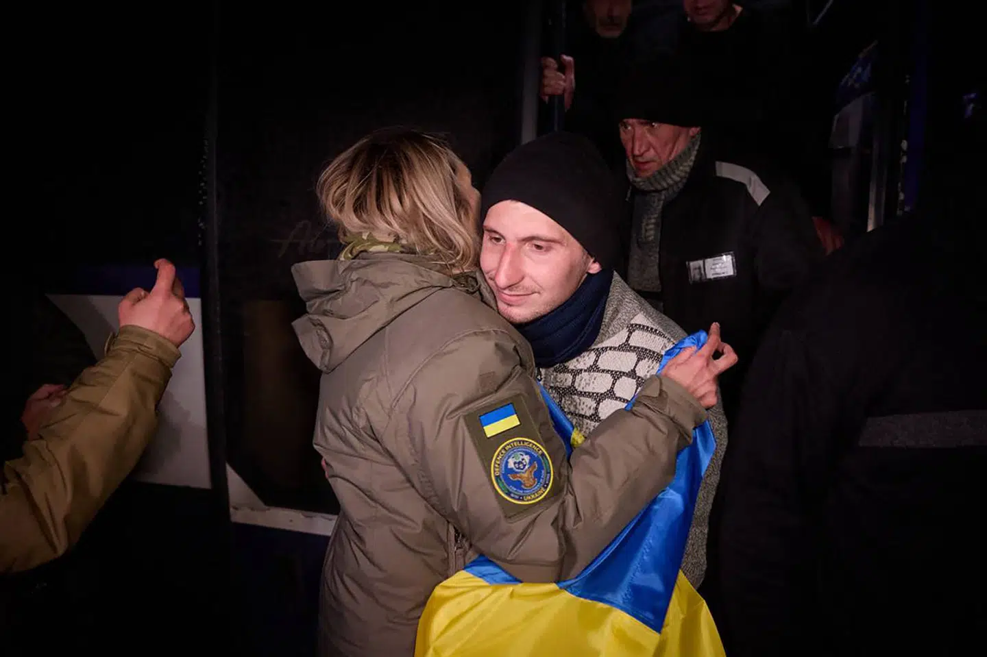 Ukrainske krigsfanger vender hjem til Ukraine og modtages af familie og venner.