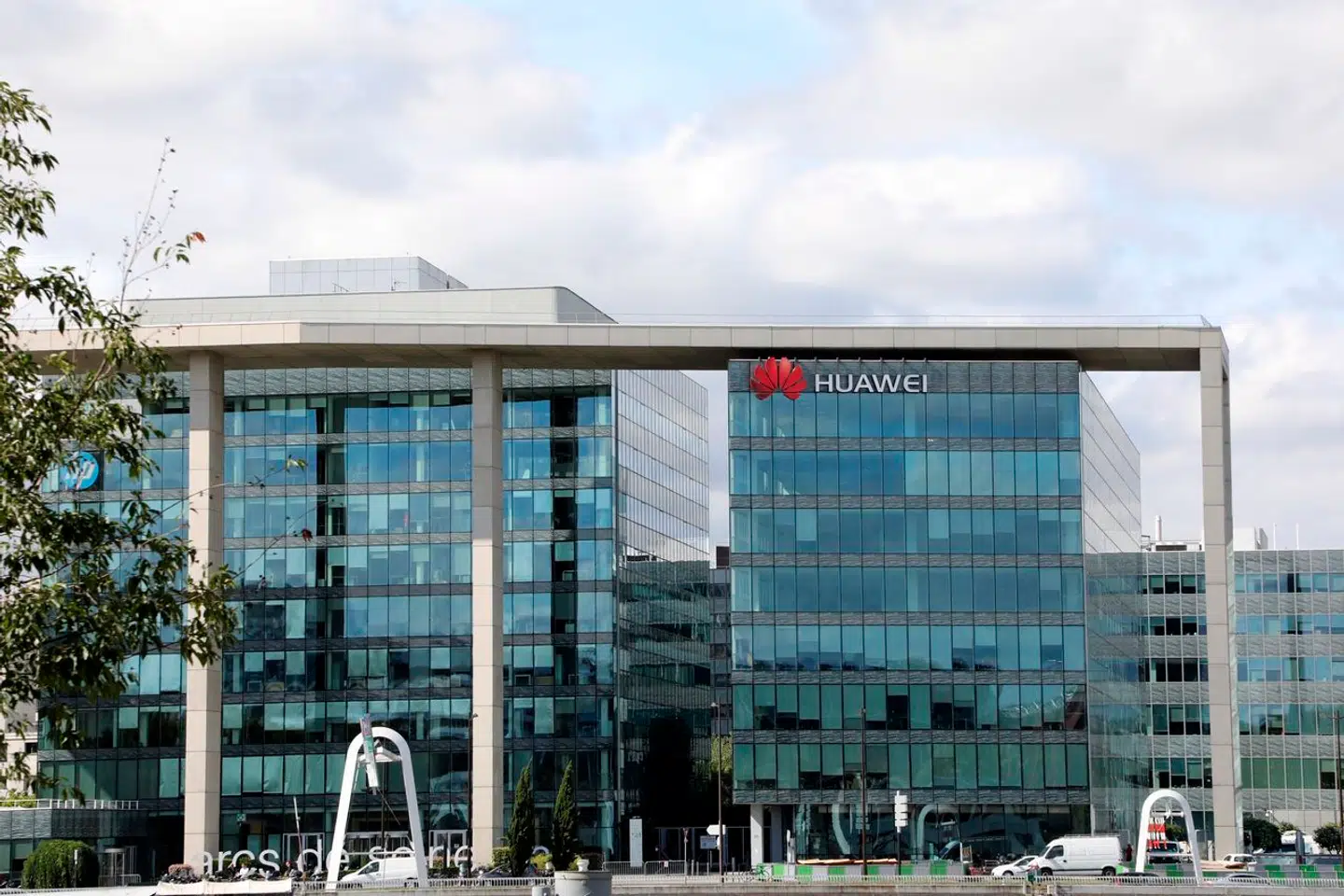 Huaweis franske hovedkontor ligger lige uden for Paris. Her rykkede fransk politi ind i denne uge for at se efter beviser til en undersøgelse af telegiganten.