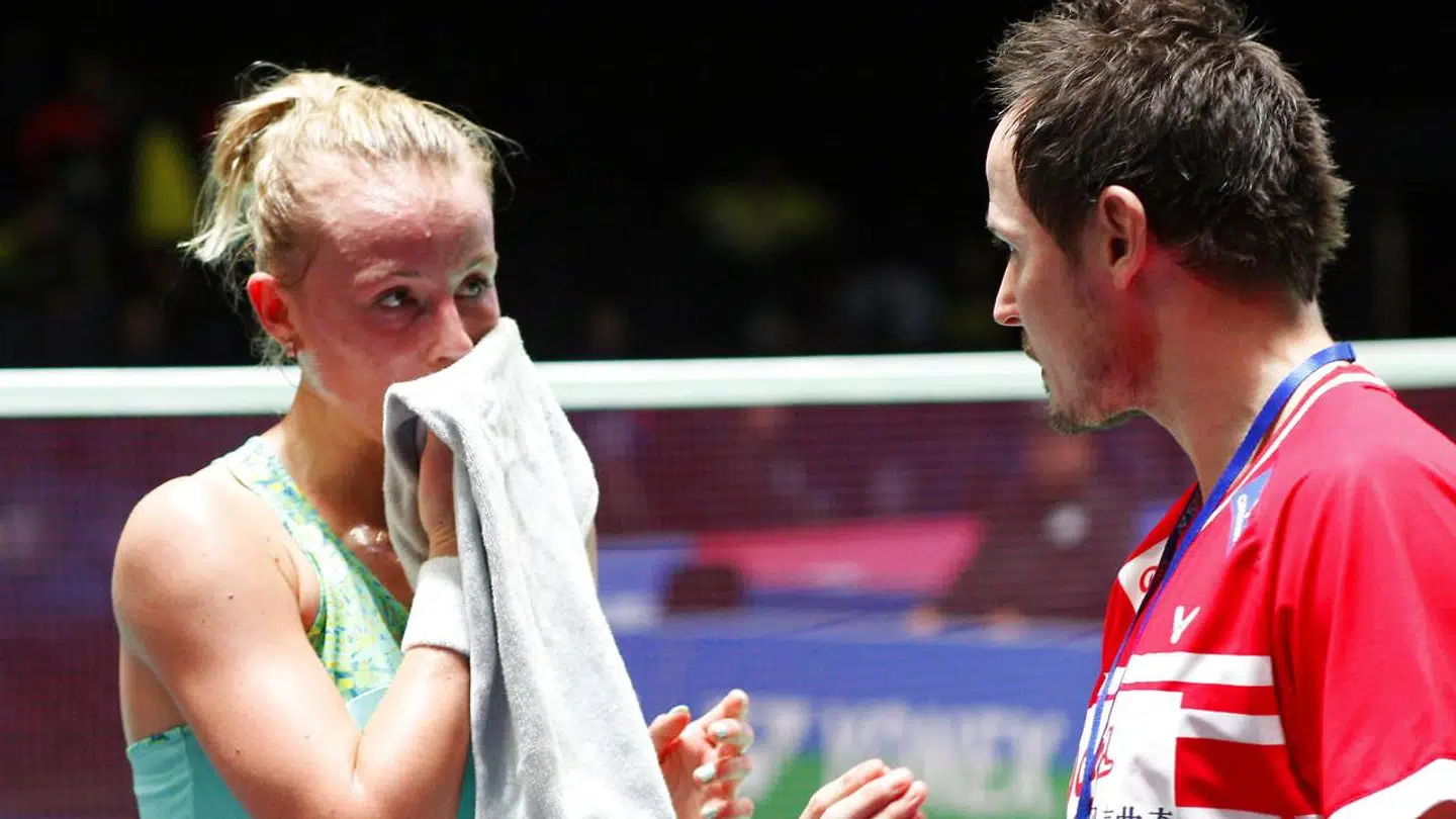 Mia Blichfeldt får gode råd under en kamp af Badminton Danmarks nu forhenværende assistentlandstræner Kim Nielsen.
