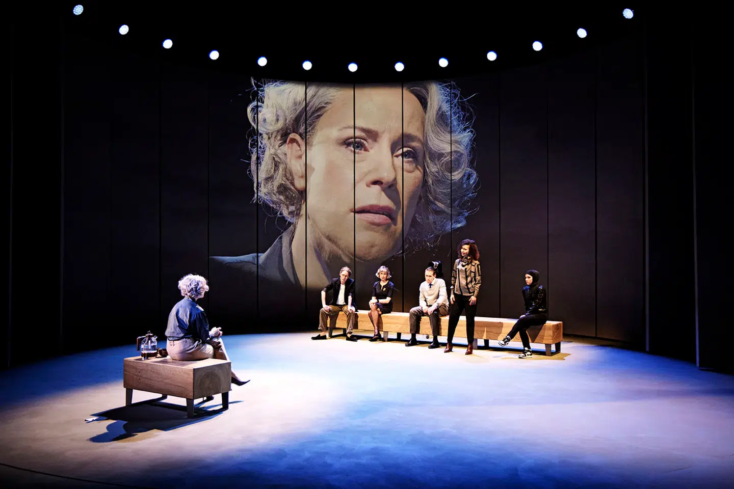 Alle mod en: Lægen Ruth Wolff (Iben Hjejle) bliver hurtig venneløs, når shitstormen raser.