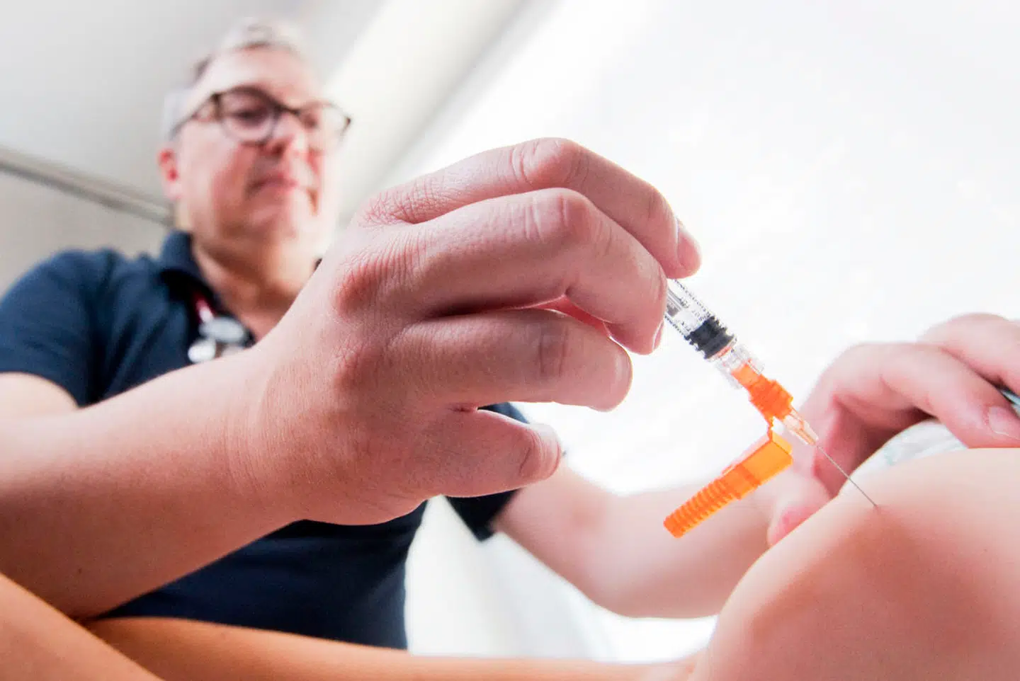 En læge giver et barn i Tyskland MFR-vaccine, der beskytter mod mæslinger, fåresyge og røde hunde. I de seneste måneder er mæslingesmitten eksploderet i Europa – men endnu ikke i Danmark. Arkivfoto: Julian Stratenschulte/AFP/Ritzau Scanpix