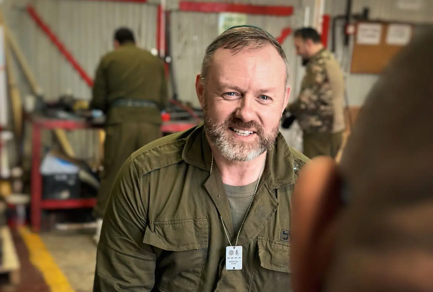 Ketil Wathne Rasmussen er rejst til Israel med organisationen Sar-El og er frivillig på en militærbase.
