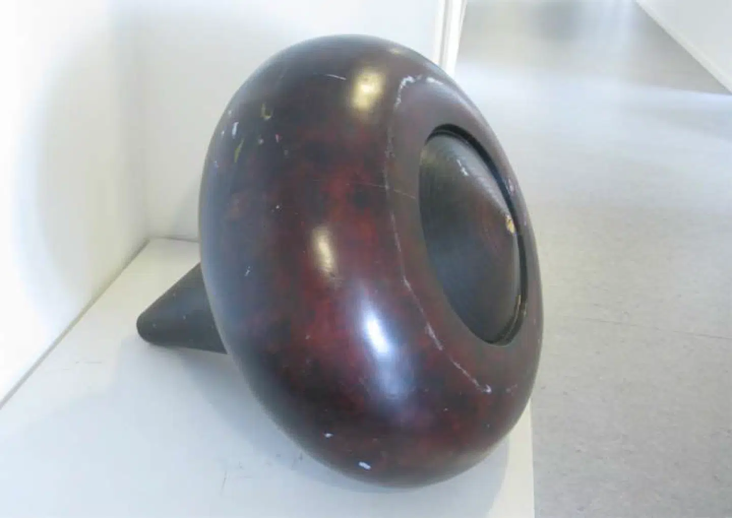 Skulptur af patineret, lamineret gran af Bjørn Kromann-Andersen. Købt af Københavns Kommune for 22.000 kroner i 1994. Værket her endt på depot, hvor det har stået i mere end fem år.