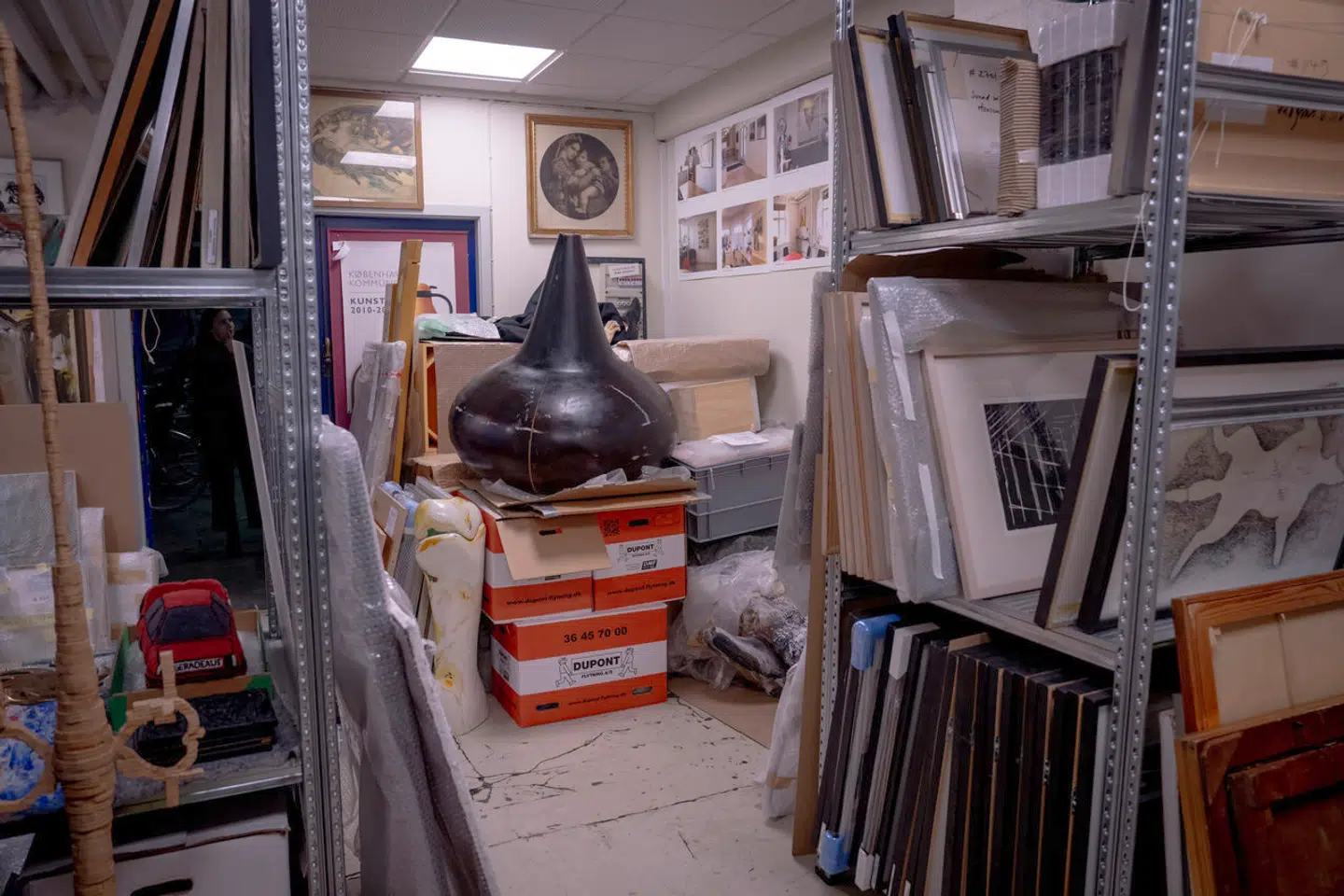 Skulptur af patineret, lamineret gran af Bjørn Kromann-Andersen. Købt af Københavns Kommune for 22.000 kroner i 1994. Værket her endt på depot, hvor det har stået i mere end fem år.