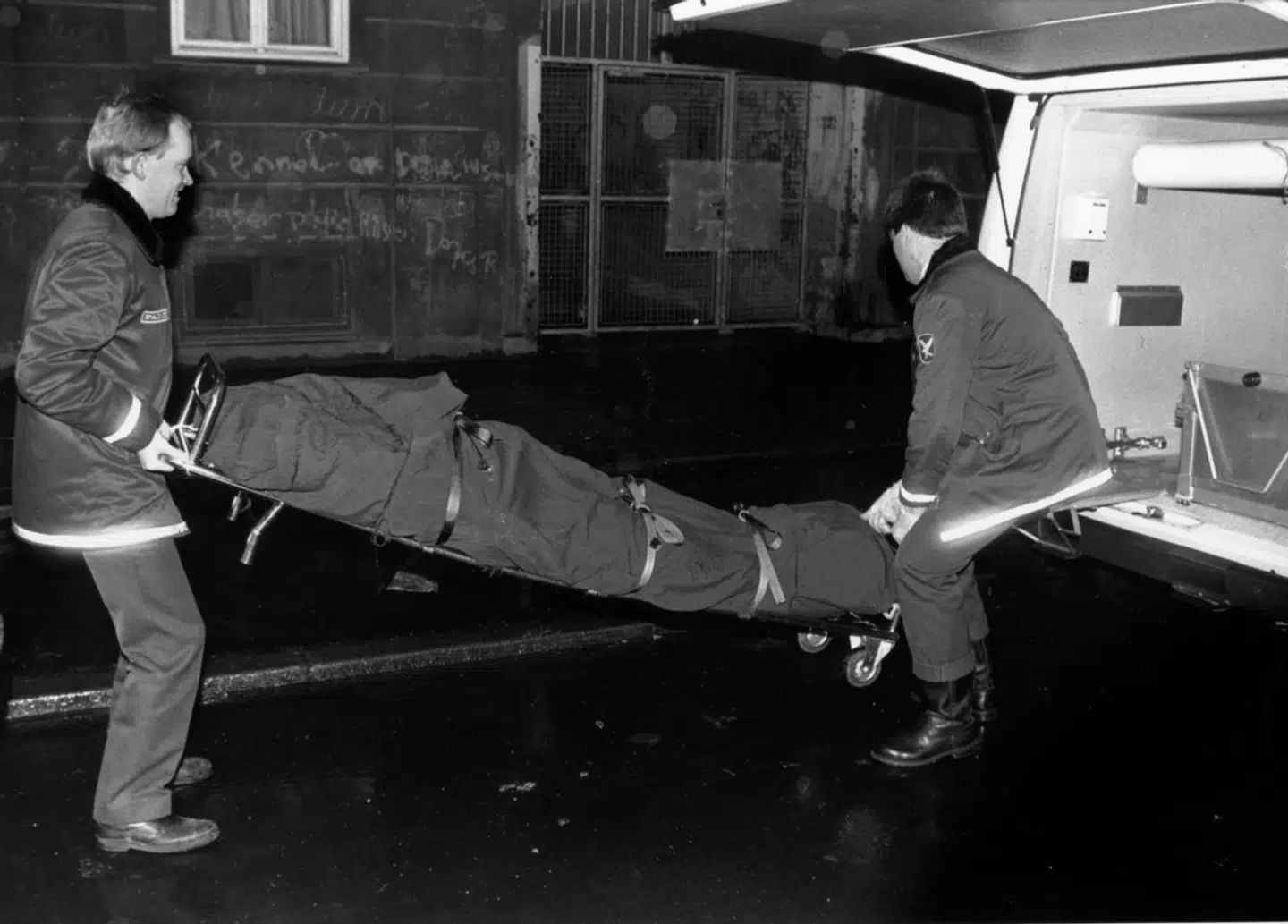 Den 23-årige kvinde havde adskillige læsioner. Blandt andet fandt retsmedicinere et 14 centimeter langt snit på hendes hals.