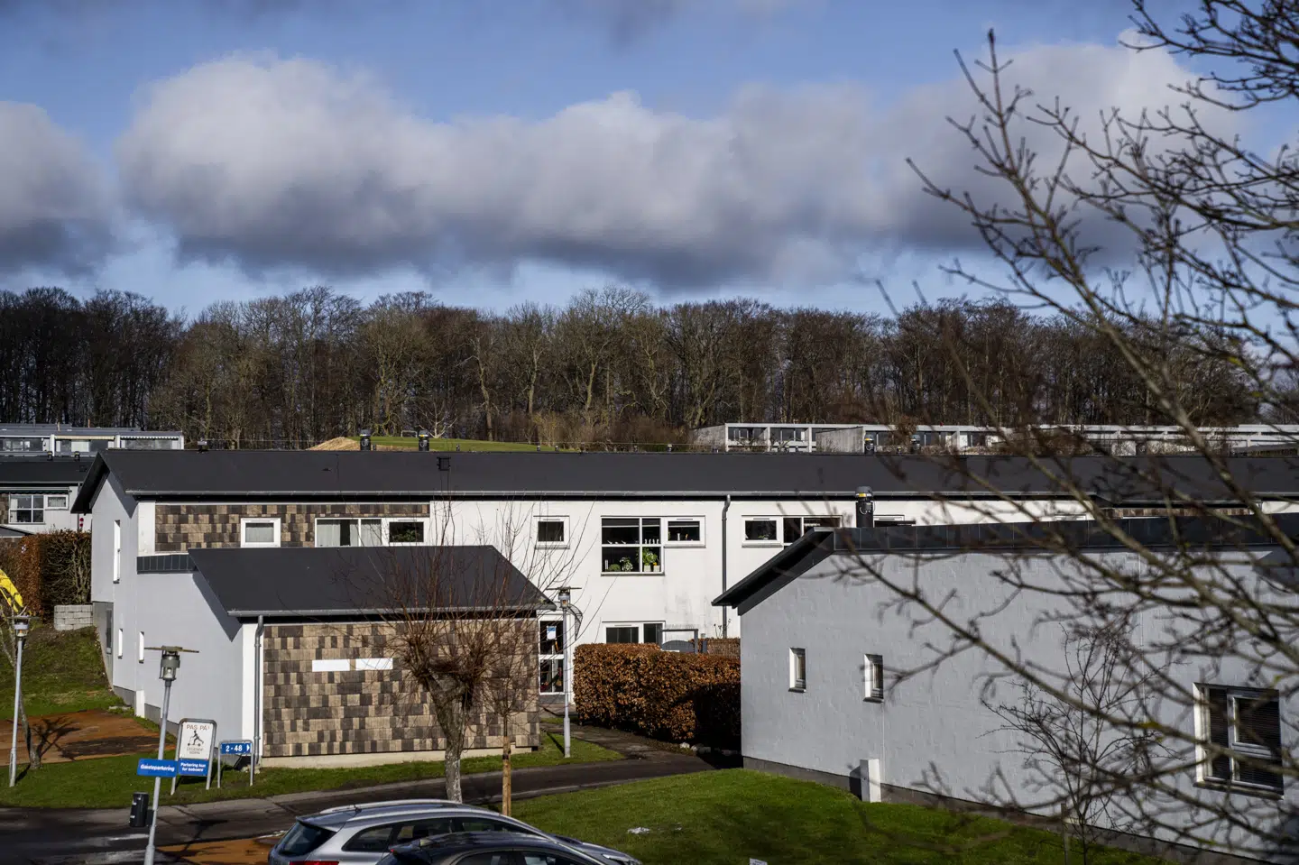 Beboerne i 65 boliger i boligområdet Stævnen blev evakueret, efter ingeniører fandt ud af, at der var fare for nedstyrtning.