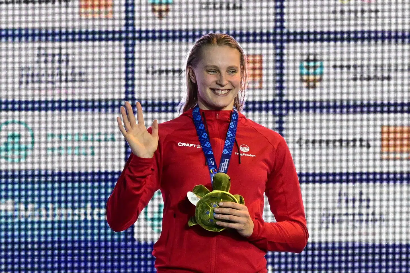 Julie Kepp Jensen med den bronzemedalje hun vandt ved EM på kortbane i december. (Arkivfoto).
