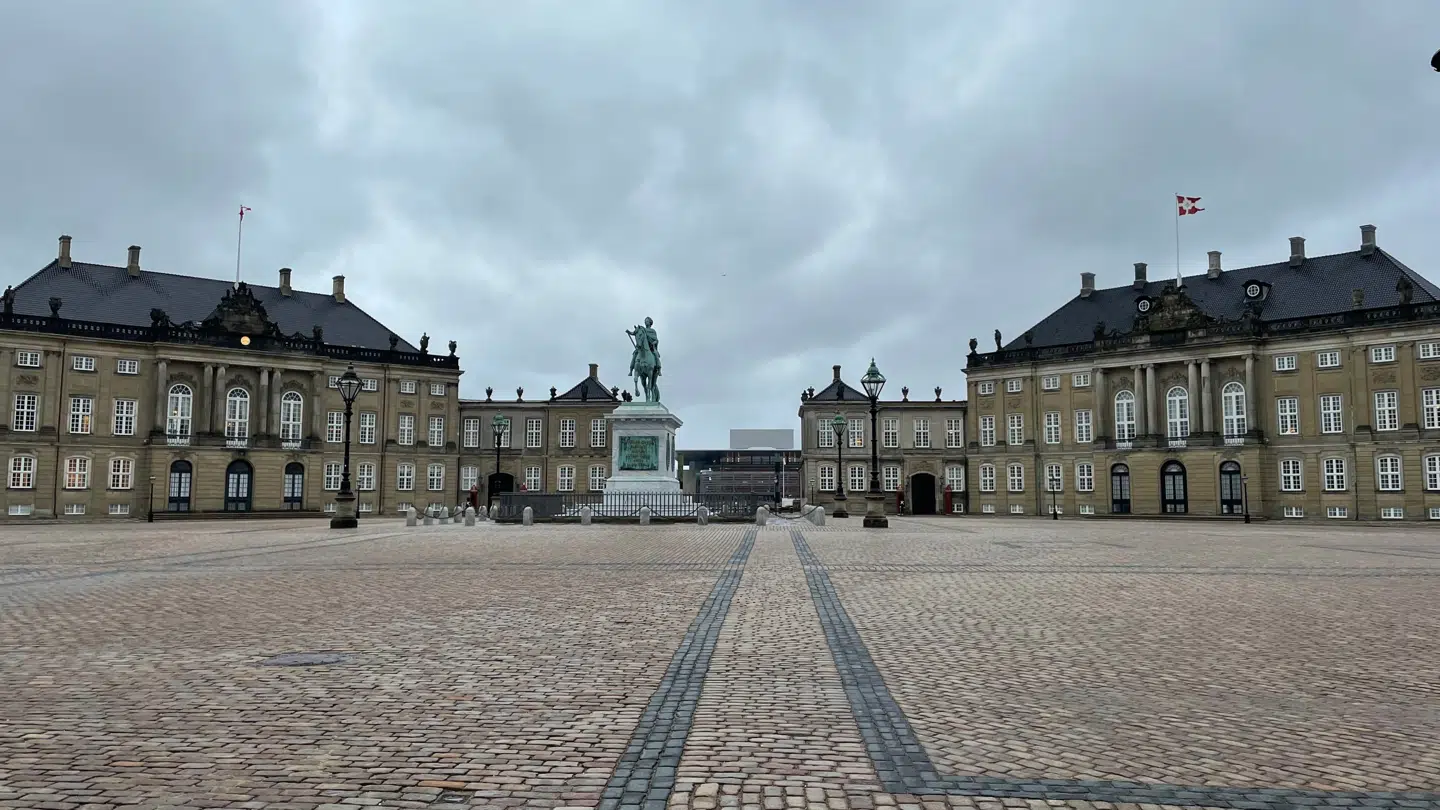 Lørdag morgen ses splitflaget over Kongeparrets palæ på Amalienborg, da kongefamilien er bortrejst på vinterferie, mens rigsforstanderflaget over dronning Margrethes residens viser, at hun leder landet i deres fravær. Foto: Lykke Buhl.