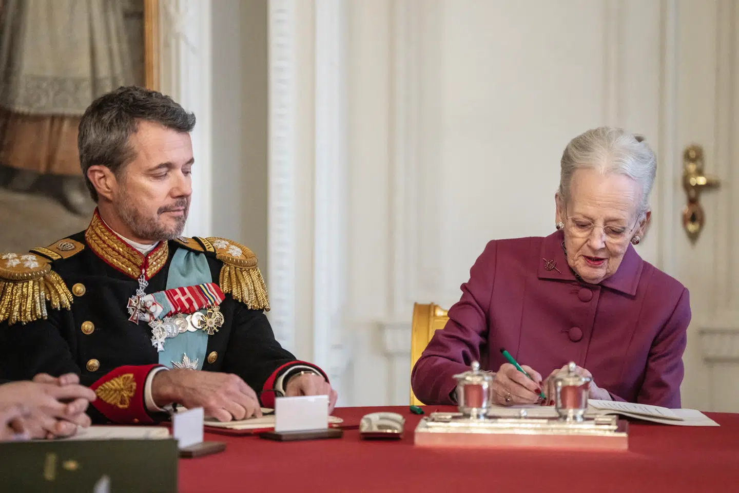 Dronning Margrethe underskrev sin abdikation 14. januar 2024. Dermed videregav hun tronen og titlen som regent til kong Frederik. Derfor kan dronning Margrethe nu for første gang indsættes som rigsforstander i stedet for regent.
