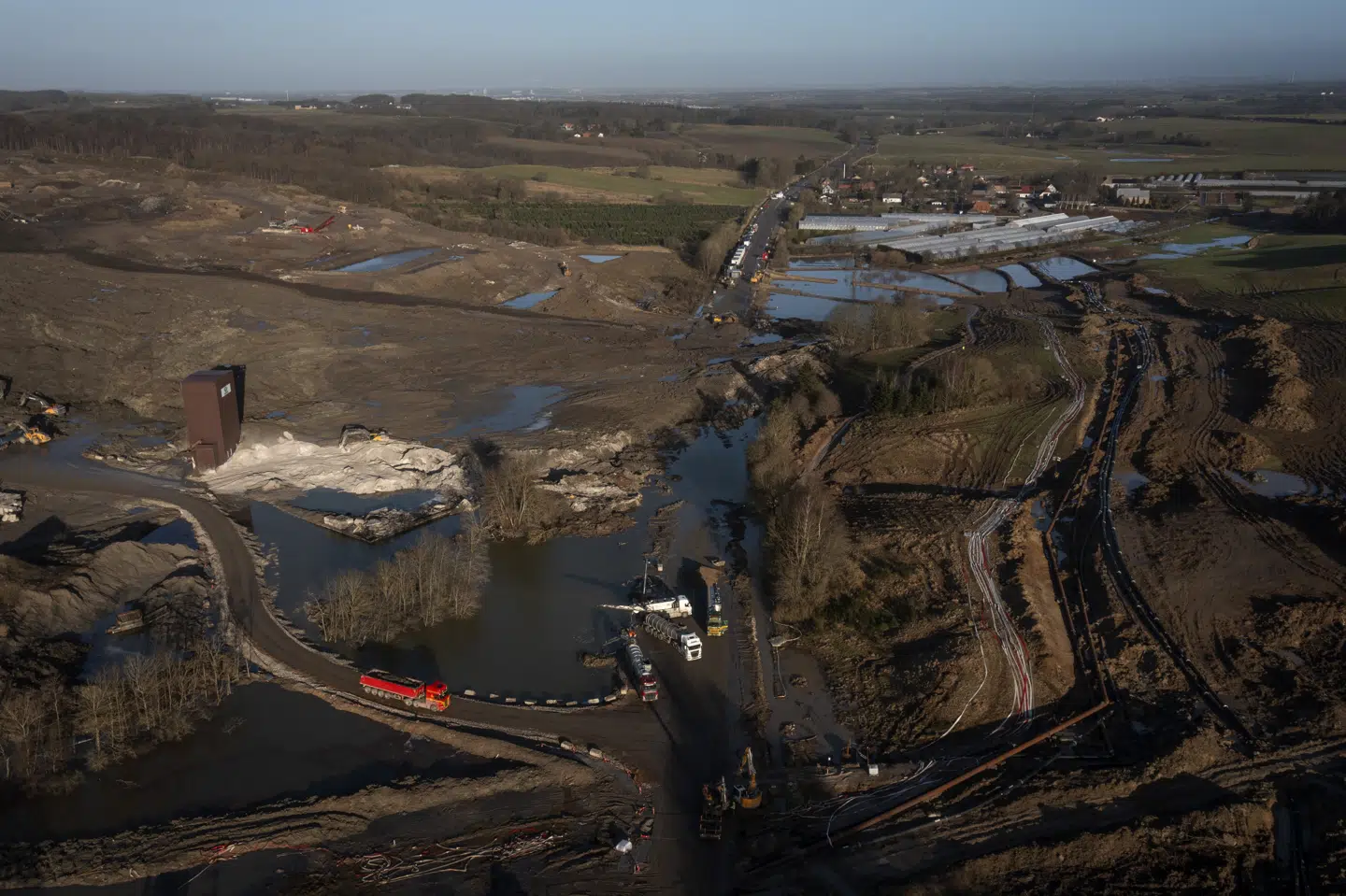 Tre millioner kubikmeter jord satte sig i december i bevægelse hos jordforarbejdningsvirksomheden Nordic Waste i Ølst ved Randers. Nu meldes skreddet stabiliseret. (Arkivfoto).