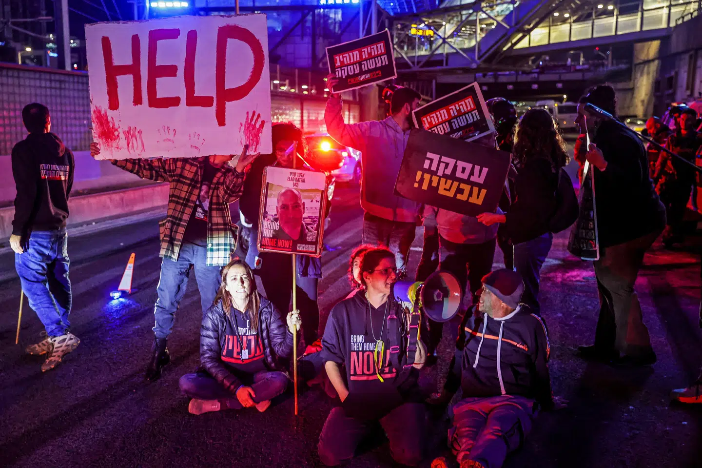 Demonstranter krævede de tilbageværende gidsler i Gaza løsladt lørdag i den israelske storby Tel Aviv.