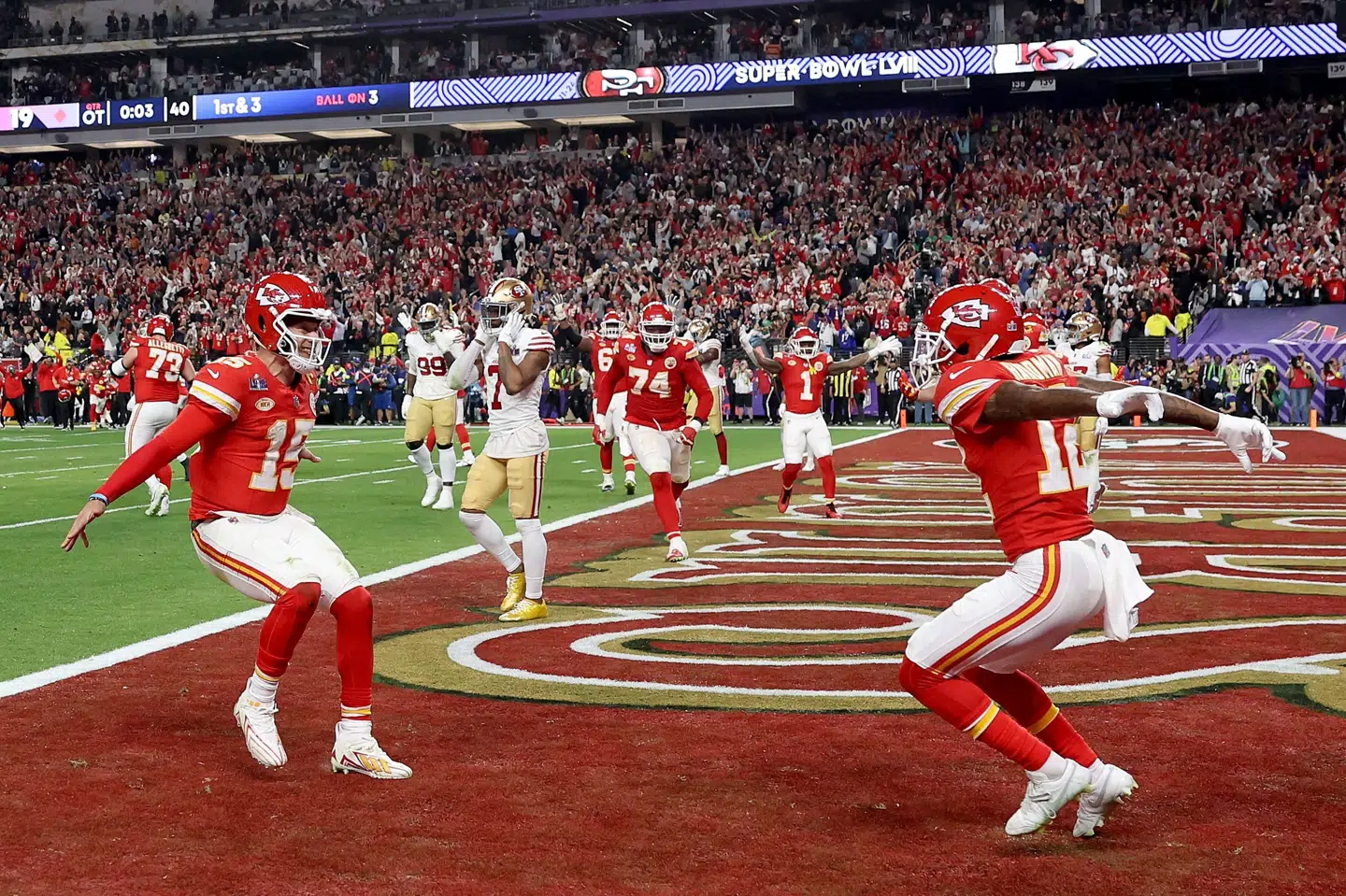 Blot tre sekunder før udløbet af overtime fandt Patrick Mahomes en fri Mecole Hardman i endzone, hvilket blev aftenens sidste aktion og sendte Super Bowl tilbage i hænderne på Kansas City Chiefs.