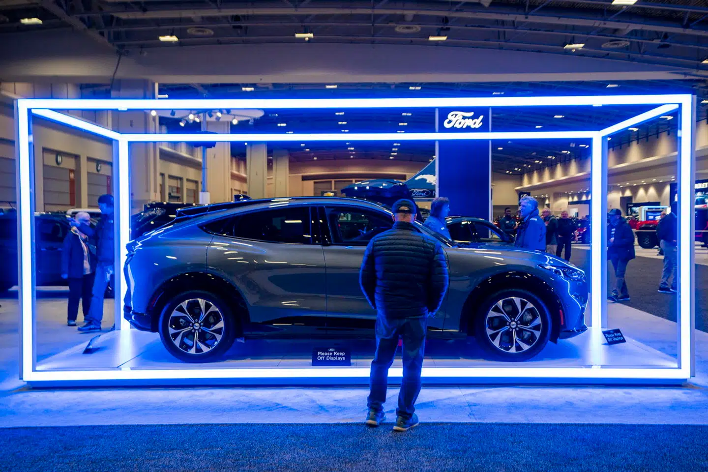 Ford har sat et tophemmeligt eksperthold til at designe nye og langt billigere elbiler. Her er det Mustang Mach-E, som ses på en biludstilling i Washington, men de dyre elbiler får mange købere til at holde sig tilbage.