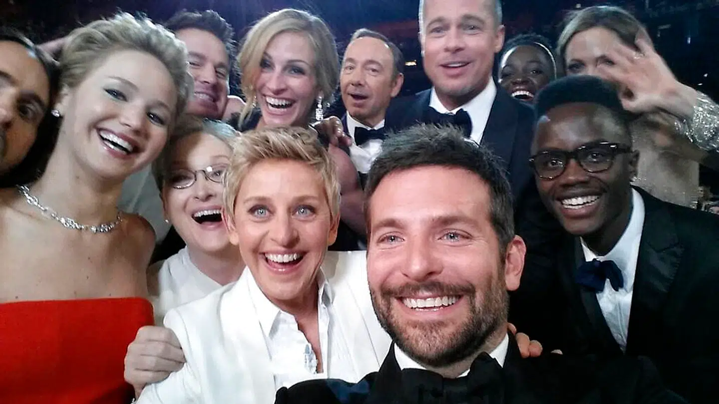 Her ses et berømt billede fra da Ellen DeGeneres var vært ved Oscar-uddelingen i 2014. Det er en selfie, som DeGeneres tog med en lang række af kæmpestjernerne, herunder Brad Pitt. (UNITED STATES - Tags: ENTERTAINMENT MEDIA TPX IMAGES OF THE DAY PROFILE) ATTENTION EDITORS