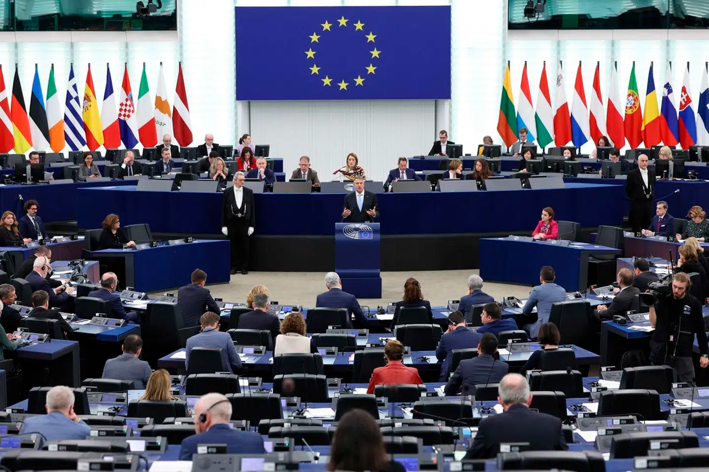 Hvis parlamentarikerne gjorde deres arbejde og skaffede dansk indflydelse på vigtige områder, ville de ikke have problemer med medieinteresse eller kendthed, skriver Laurs Nørlund.