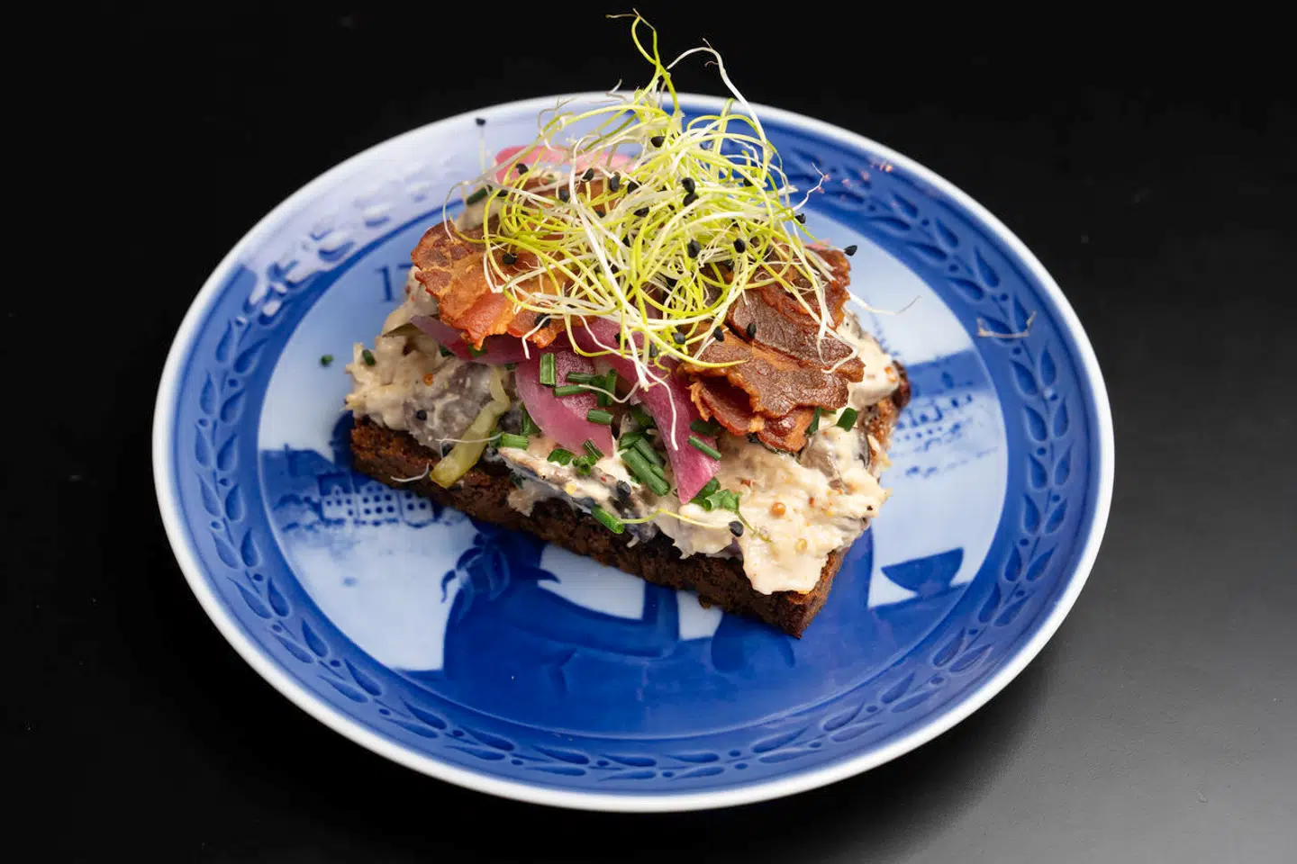 Iben og Kim koger selv kyllingen til hønsesalaten, der var skønt afstemt med syren fra de hakkede syltede agurker.