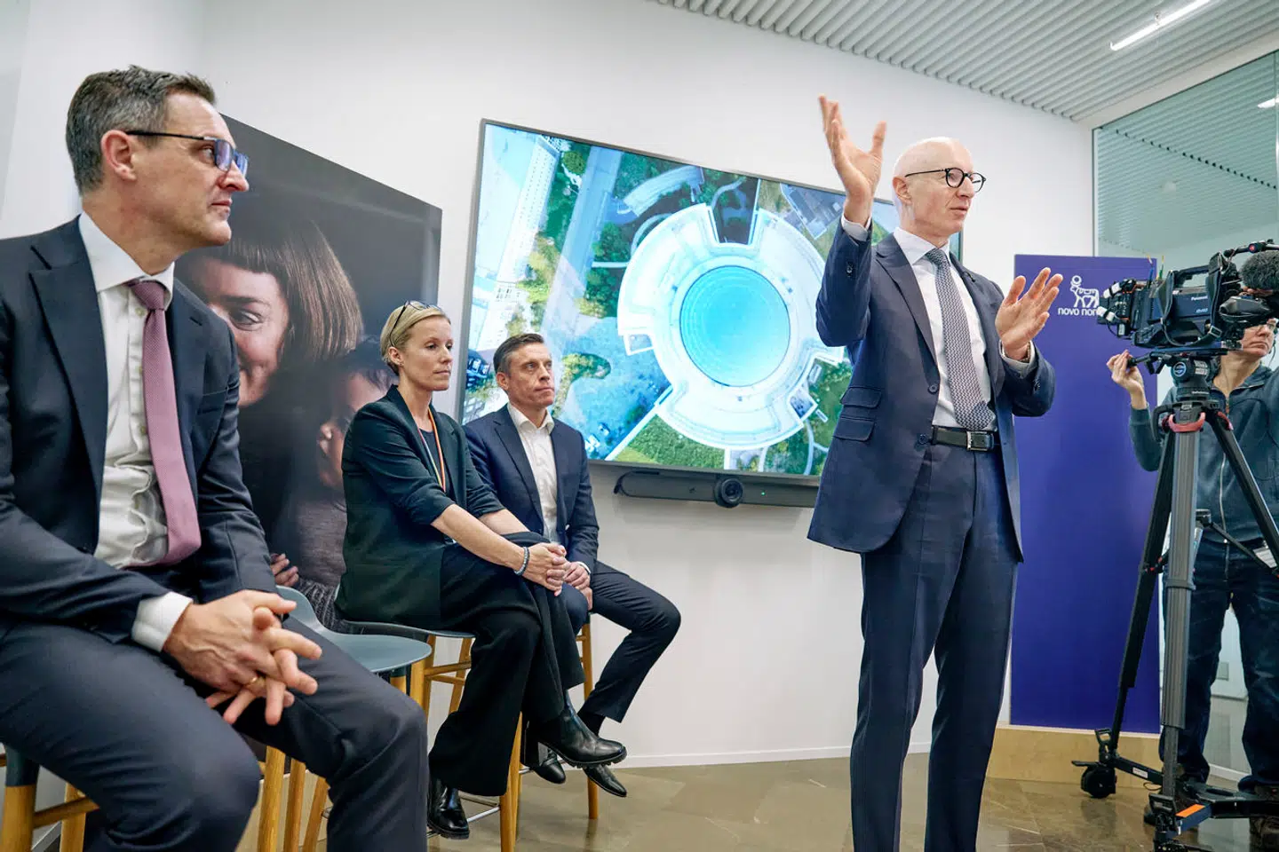 Findes medarbejderne med de rette kompetencer ikke herhjemme, så flytter jobfesten derhen, hvor de rette specialister er, skriver Malene Matthison-Hansen. Her afholder Lars Fruergaard Jørgensen pressemøde hos Novo Nordisk.