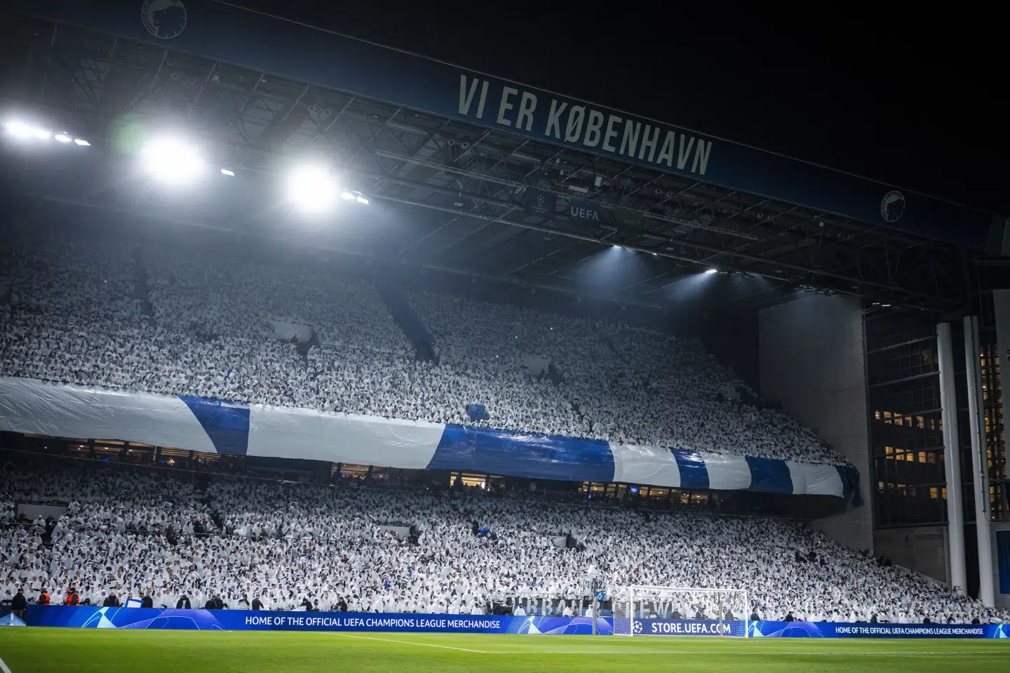 FC Københavns fans har stadig forbud mod at hoppe på den ene endetribune i Parken. (Arkivfoto).