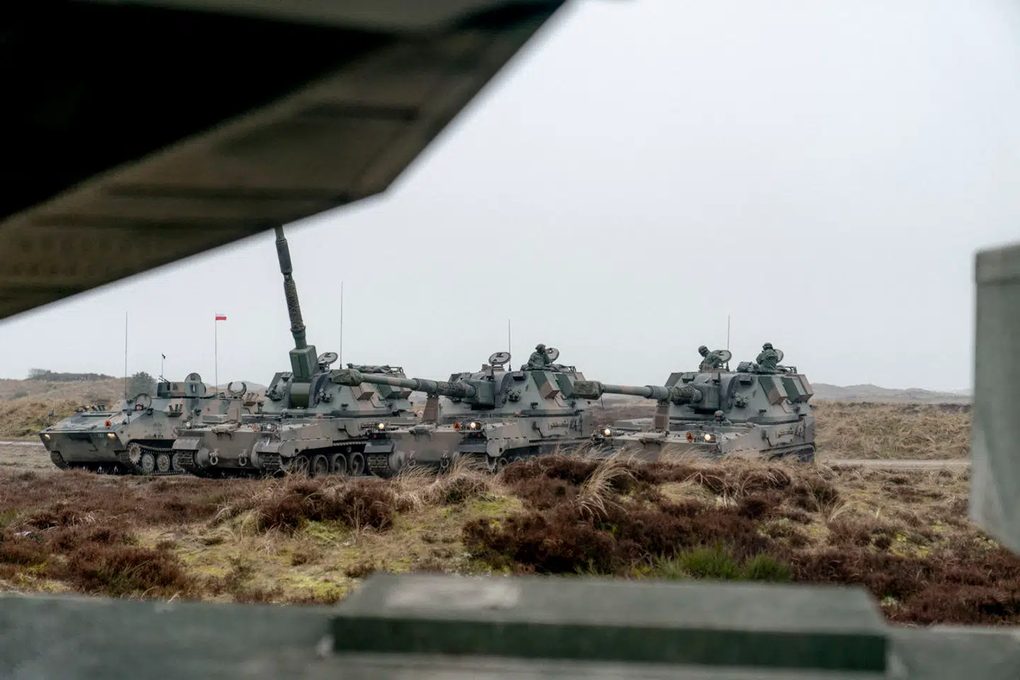 Køb/lej det nødvendige militære isenkram, så vi kan forsvare os inden for kort tid og send et signal til de nordiske lande og NATO om, at vi er på plads, skriver John Kaisner.