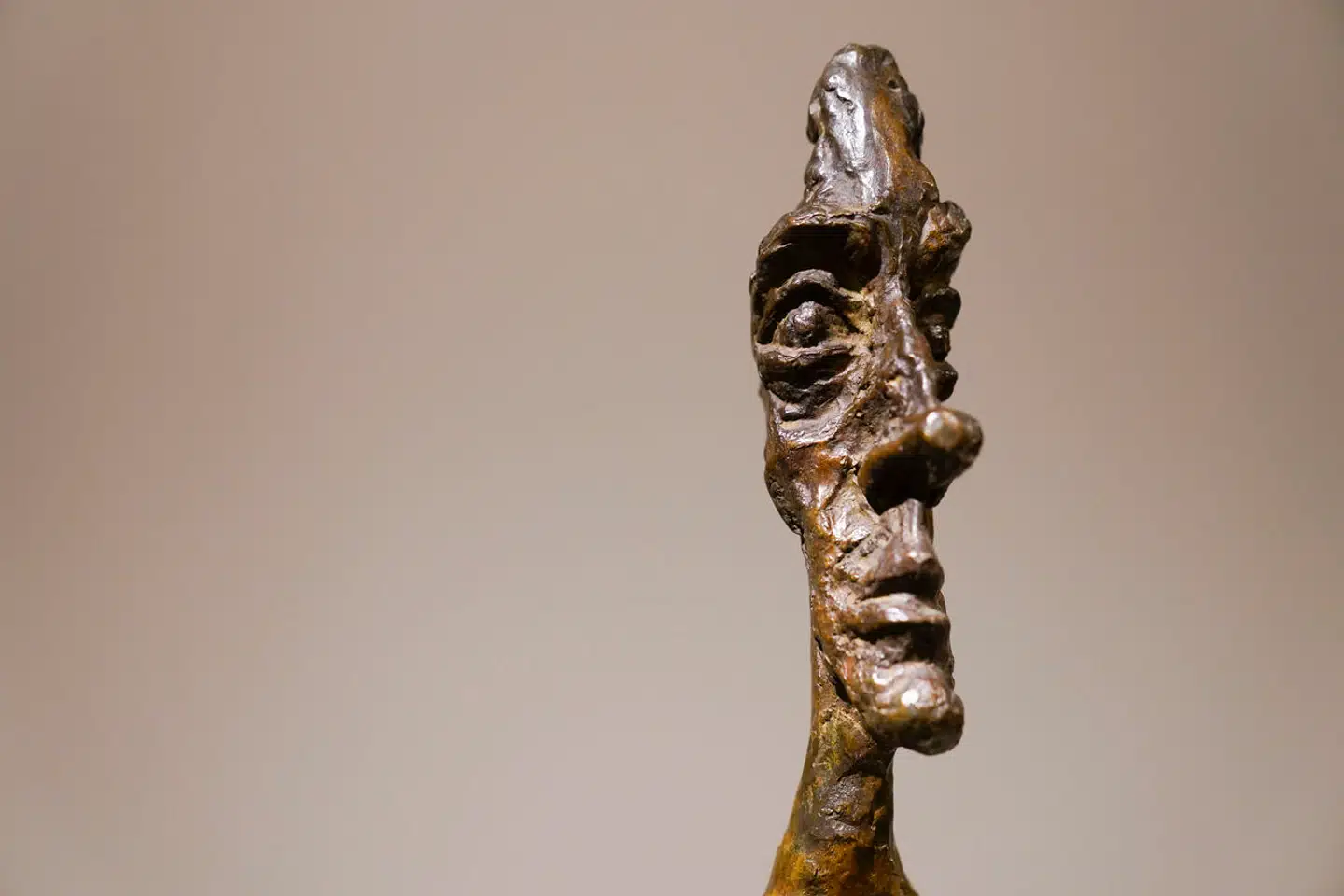 Det er figurer som denne, Alberto Giacometti er verdensberømt for. Nu hyldes hans værker på Statens Museum for Kunst.
