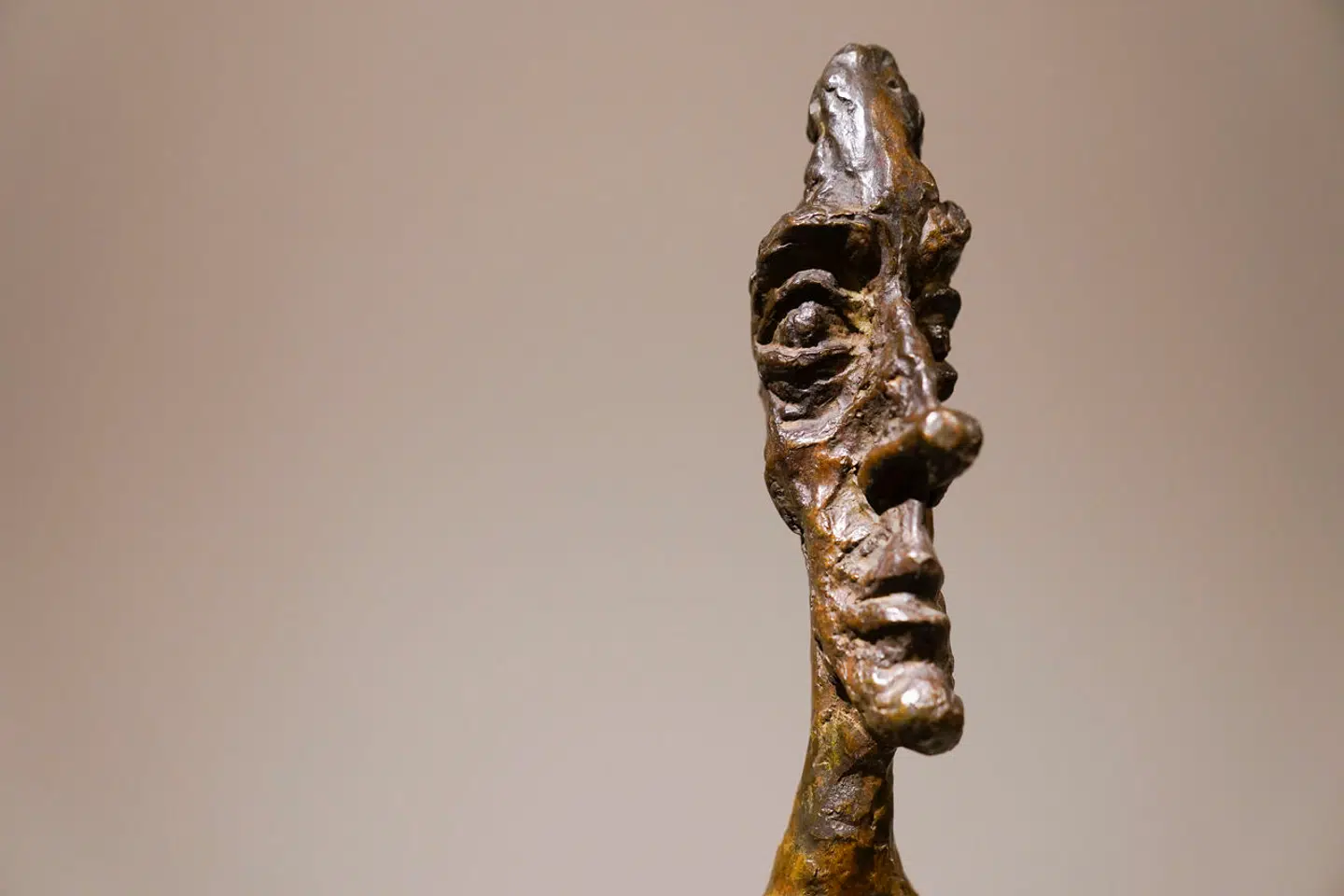 Det er figurer som denne, Alberto Giacometti er verdensberømt for. Nu hyldes hans værker på Statens Museum for Kunst.