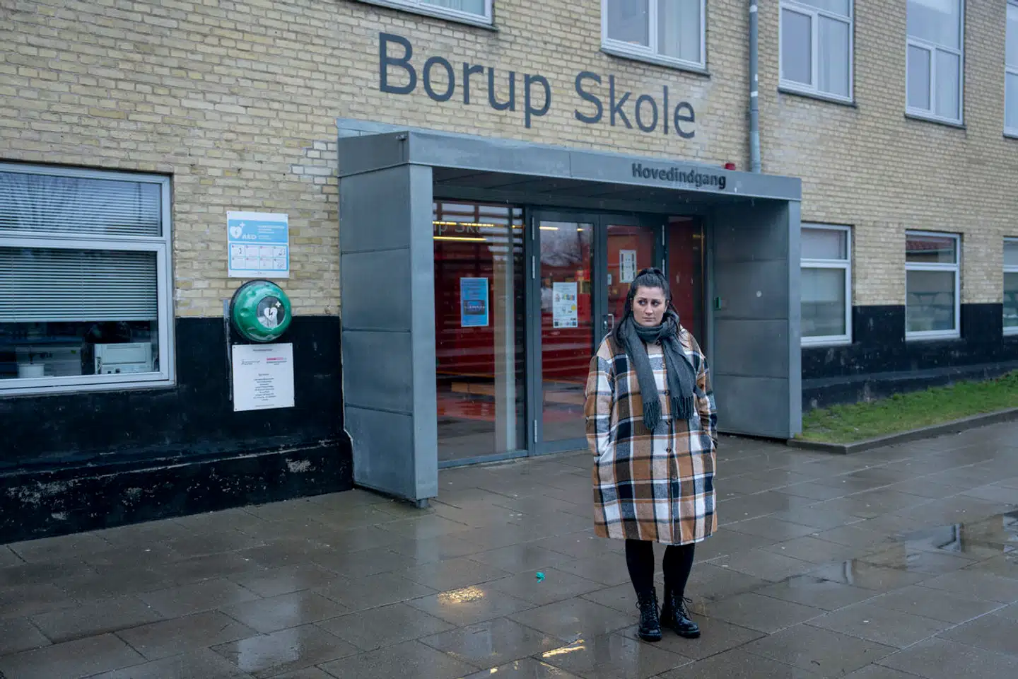 Stemningen er anderledes på Borup Skole mandag eftermiddag, hvor Christina Nielsen skal hente sin syvårige datter. Og når hun skal aflevere hende, er det med en klump i halsen.