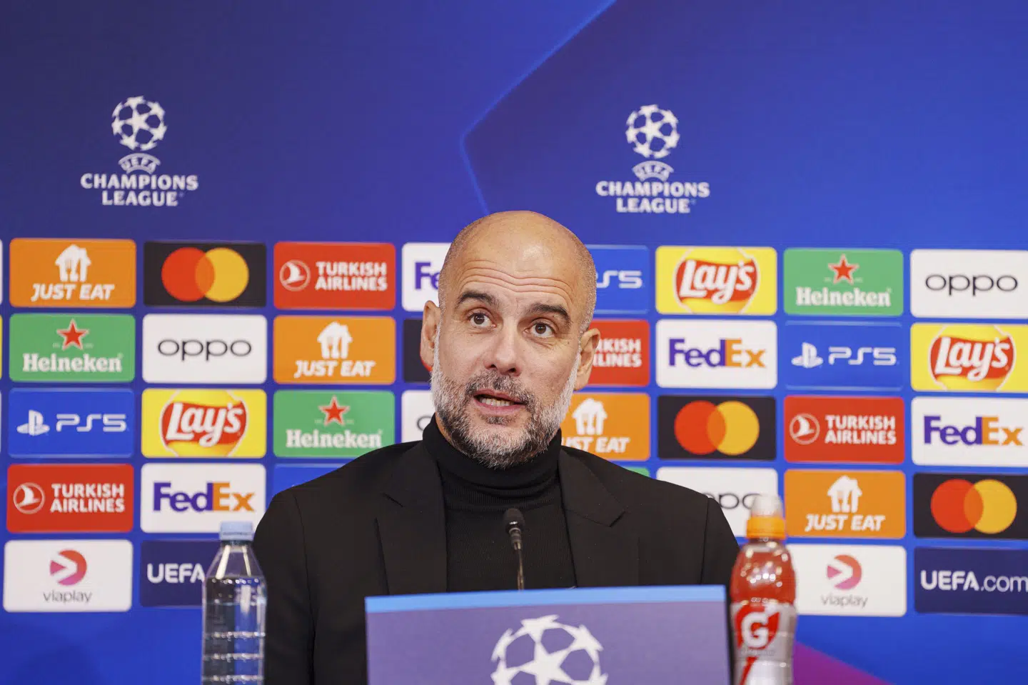 Pep Guardiola har fået Manchester Citys merchandiseafdeling til at lave en sort rullekrave. Han bærer den selv flittigt - således også da han mandag aften var til pressemøde i Parken.