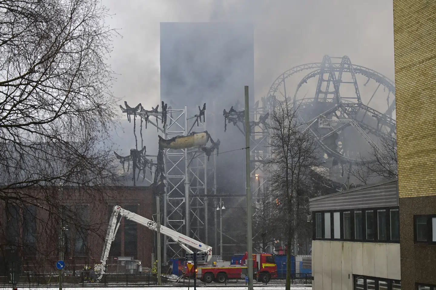 En kraftig brand har mandag raseret store dele af det nye vandland, Oceana, i forlystelsesparken Liseberg i Göteborg.